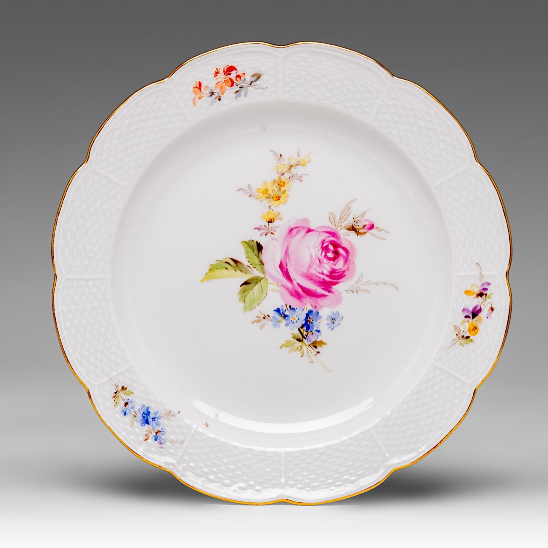 A Meissen porcelain service set with 'Alte Ozier' edges and hand-painted floral decoration, marked ( - Bild 3 aus 10