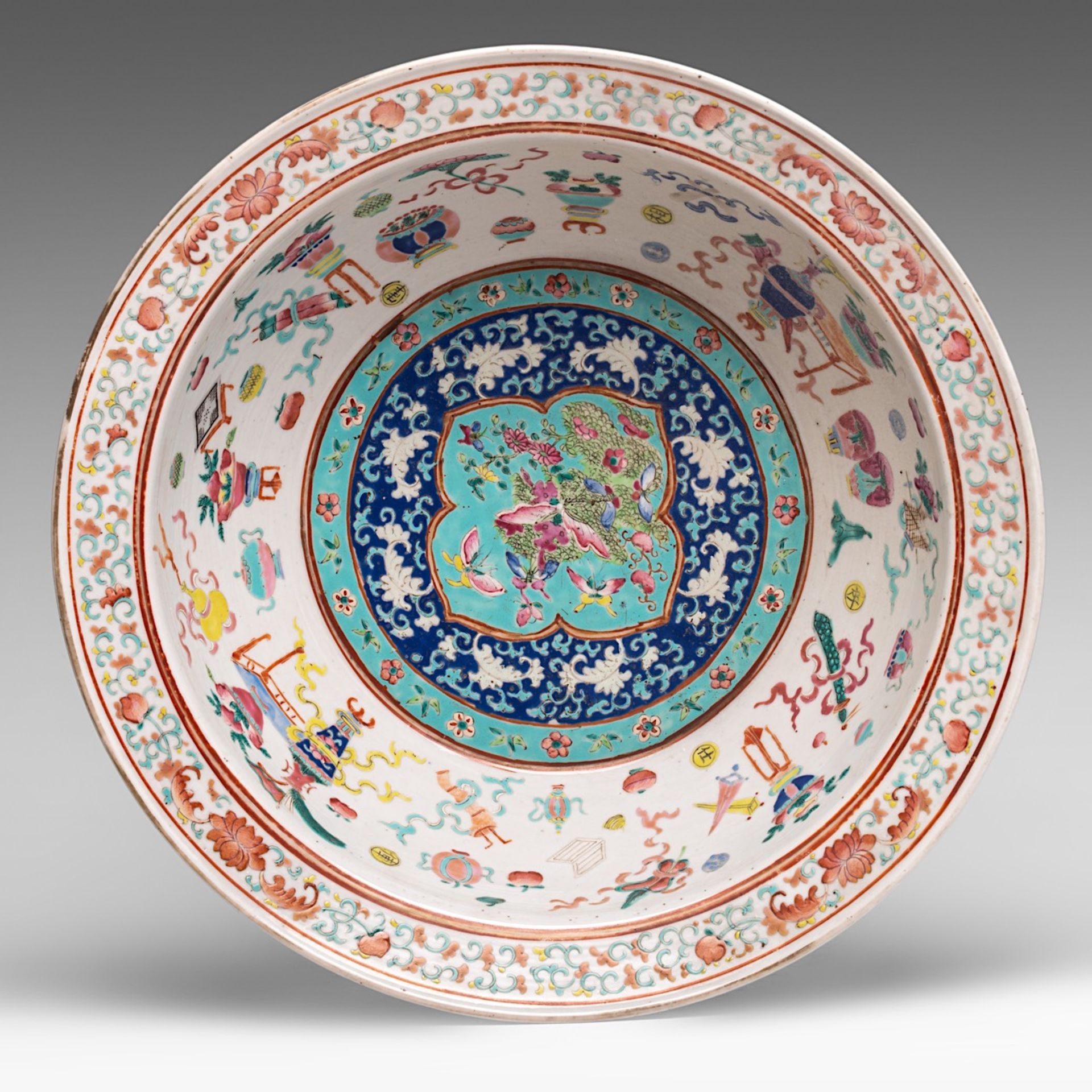 A Chinese famille rose basin bowl, 19thC, H 12,5 - dia 41 cm - Image 2 of 5