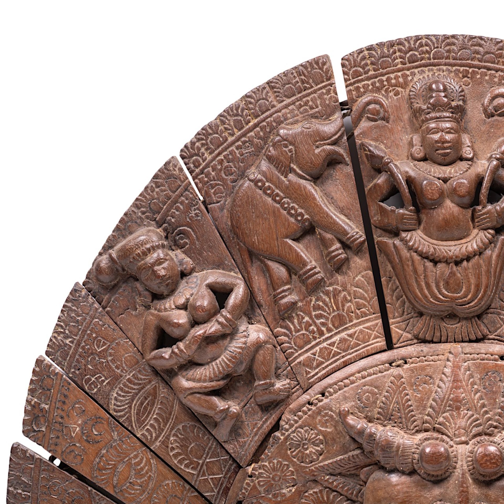An Indian Theyyam headpiece, 19thC, H 62 - W 73 cm - Bild 4 aus 5
