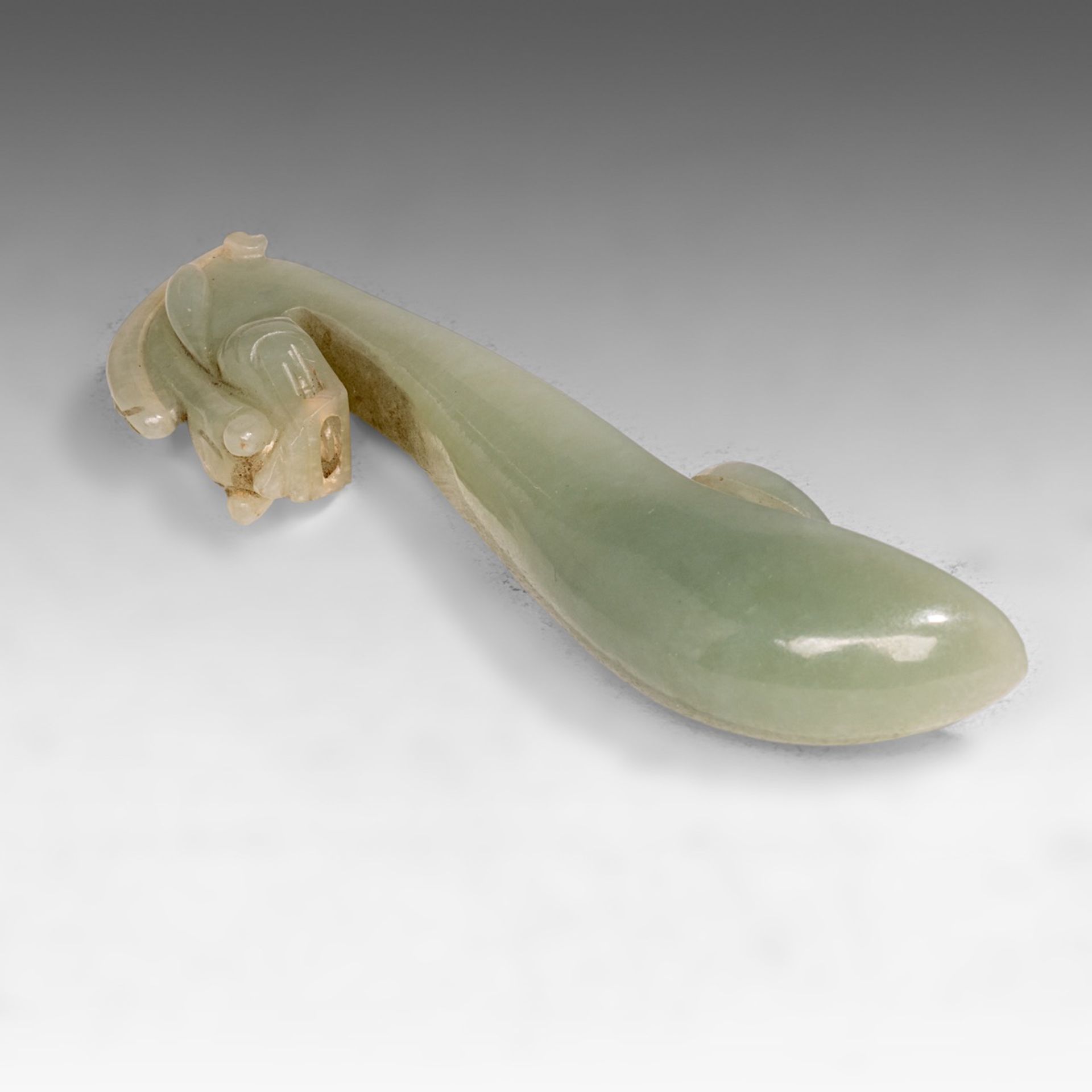 A fine Chinese archaistic style jade belt buckle, Qing dynasty, L 8,5 cm - Image 5 of 5