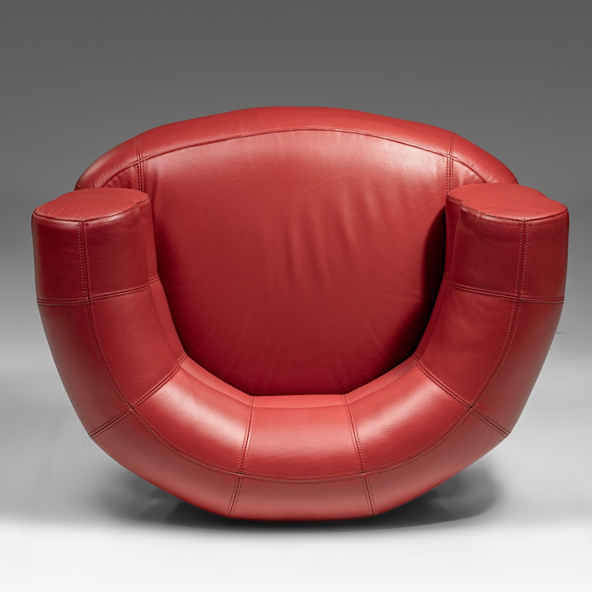 A vintage 'Bibendum Chair', designed by Eileen Grey (1921), H 76 - W 90 cm - Bild 6 aus 7