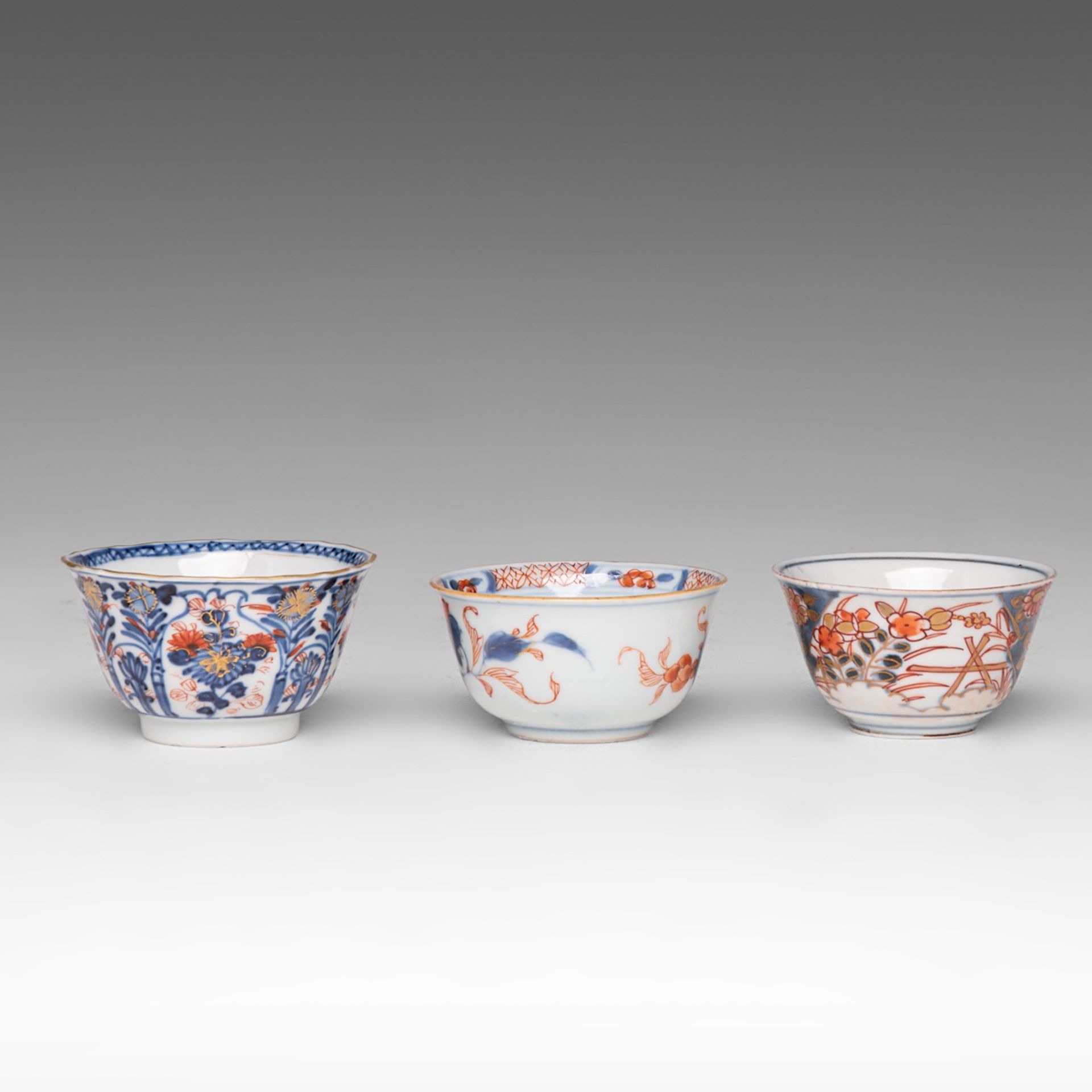 A collection of Chinese Imari tea ware, including two fine coffee mugs, 18thC, largest dia 22,5 cm ( - Bild 14 aus 18