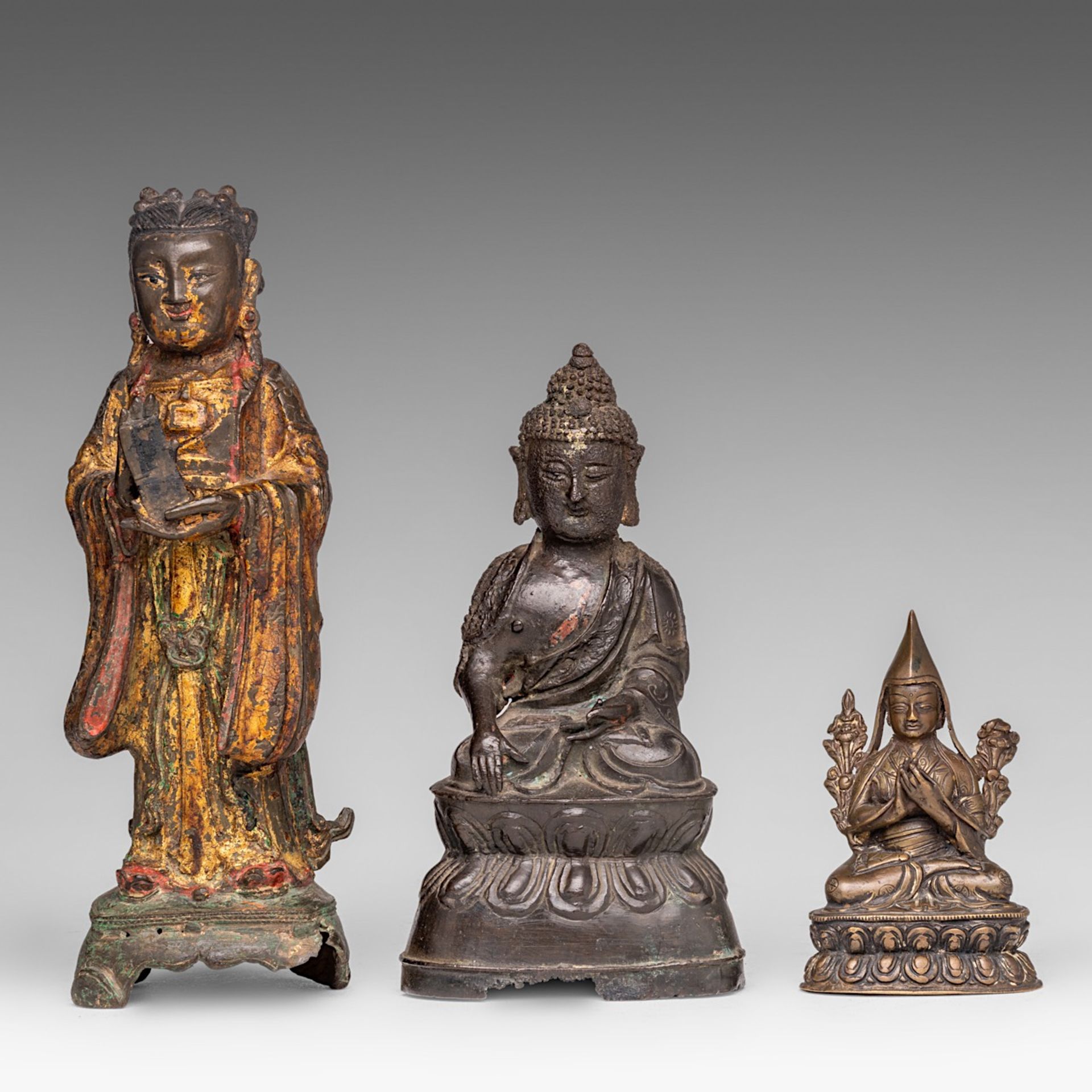 Three Chinese (lacquered) bronze figures of Buddha or an Immortal, Ming and 19thC, tallest H 26,5 cm - Image 2 of 7