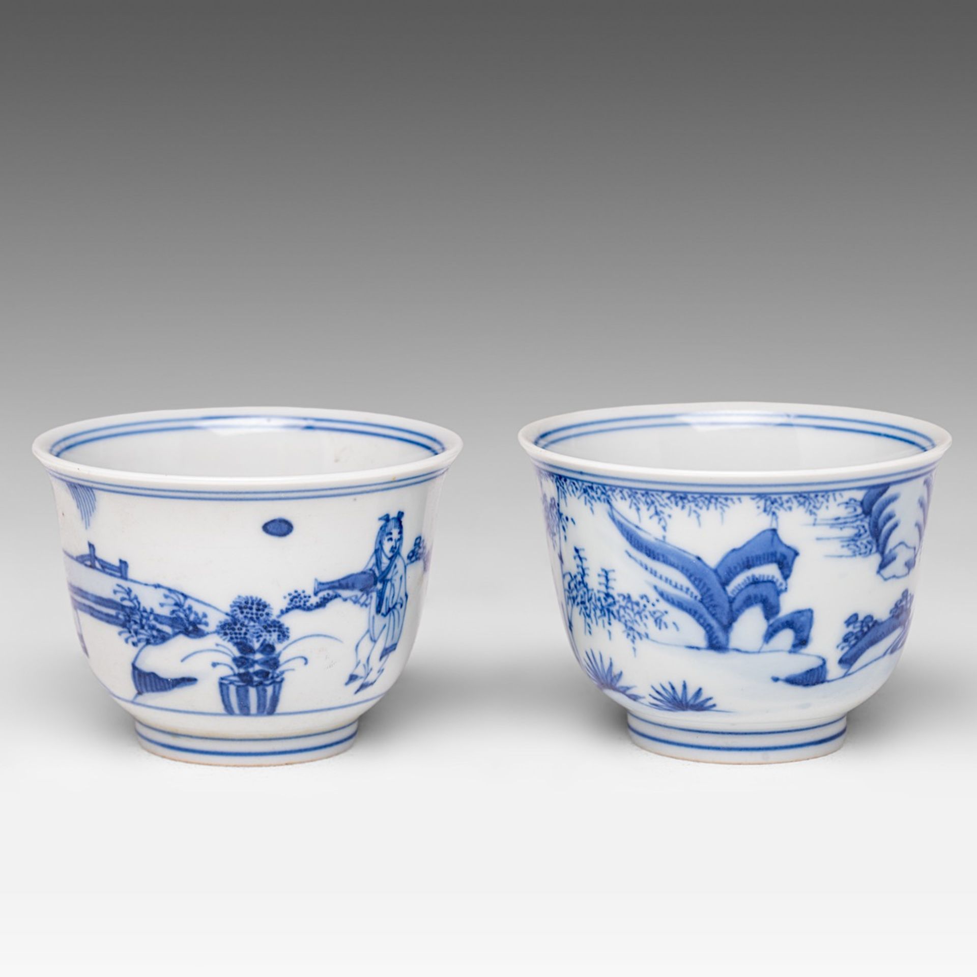 Two Chinese Kangxi style blue and white 'Figural' tea cups, H 6 - dia 8,2 cm - Image 4 of 6