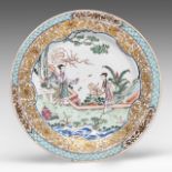 A fine Chinese famille rose 'Beauties in a garden' plate, Yongzheng period, dia 22,3 cm