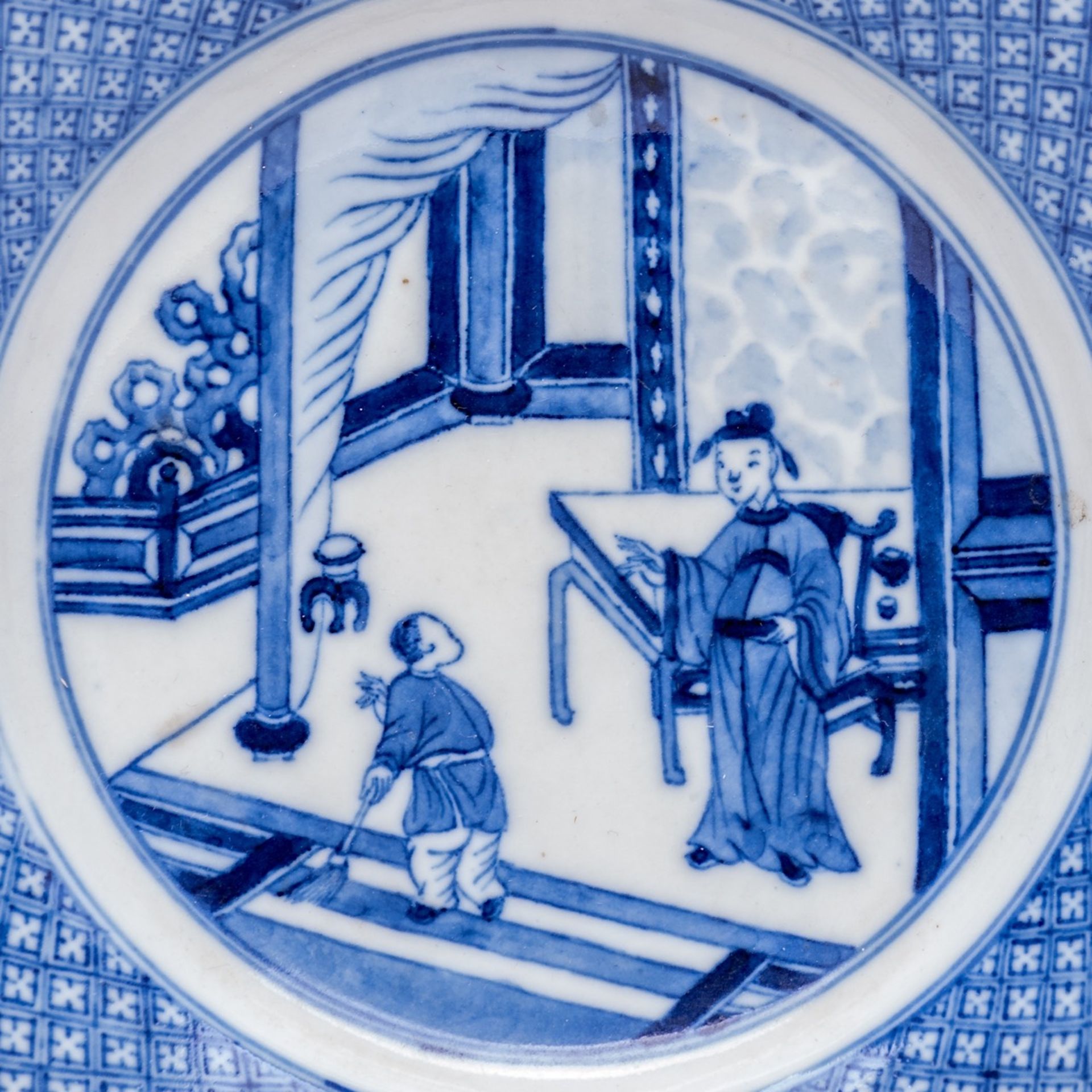 A Chinese blue and white 'Figural' small dish, with a Chenghua mark, Kangxi period, dia 15,5 cm - Image 3 of 3