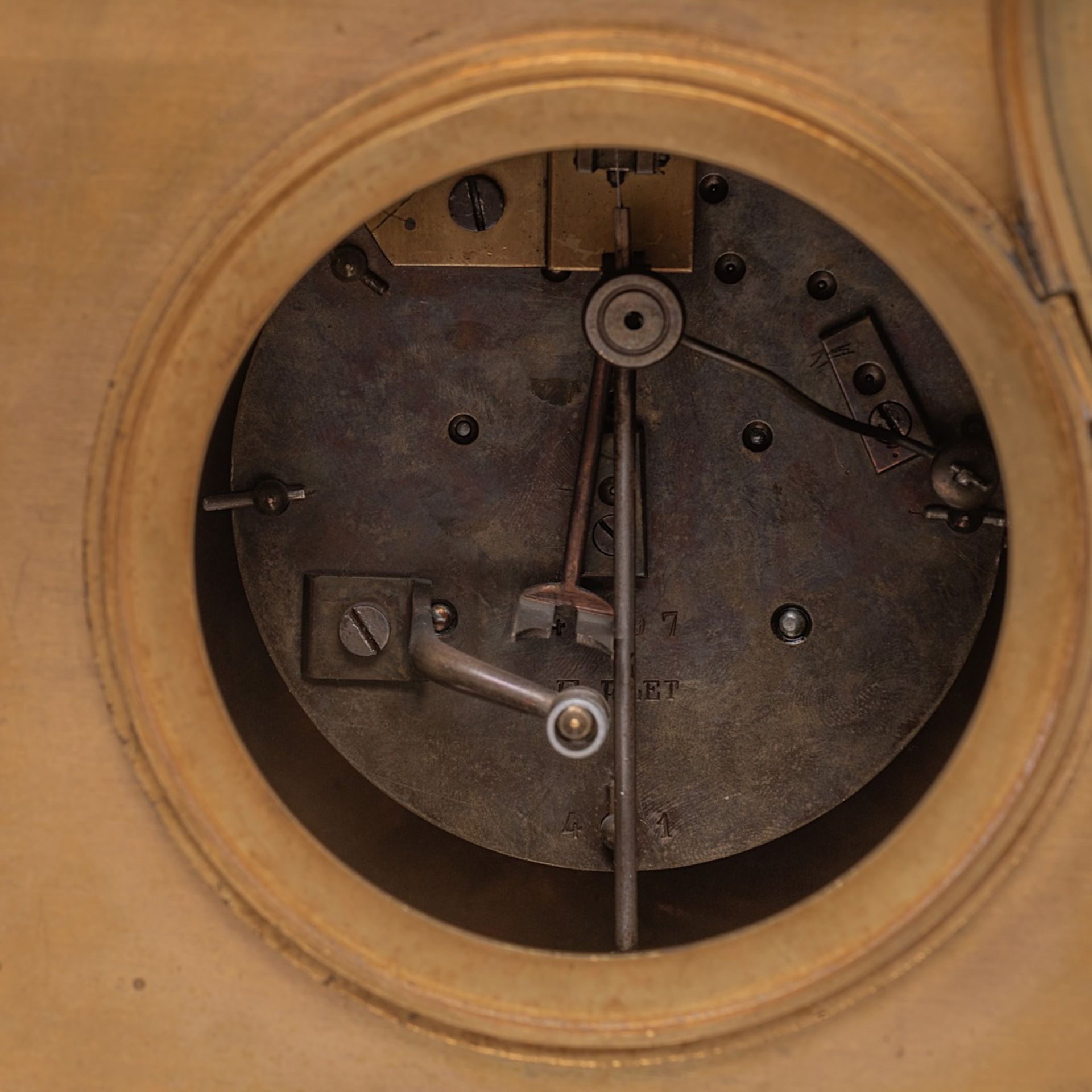 A fine Belle Epoque three-piece gilt bronze and Sevres porcelain mantle clock, H 33,5 - 52 cm - Image 7 of 7
