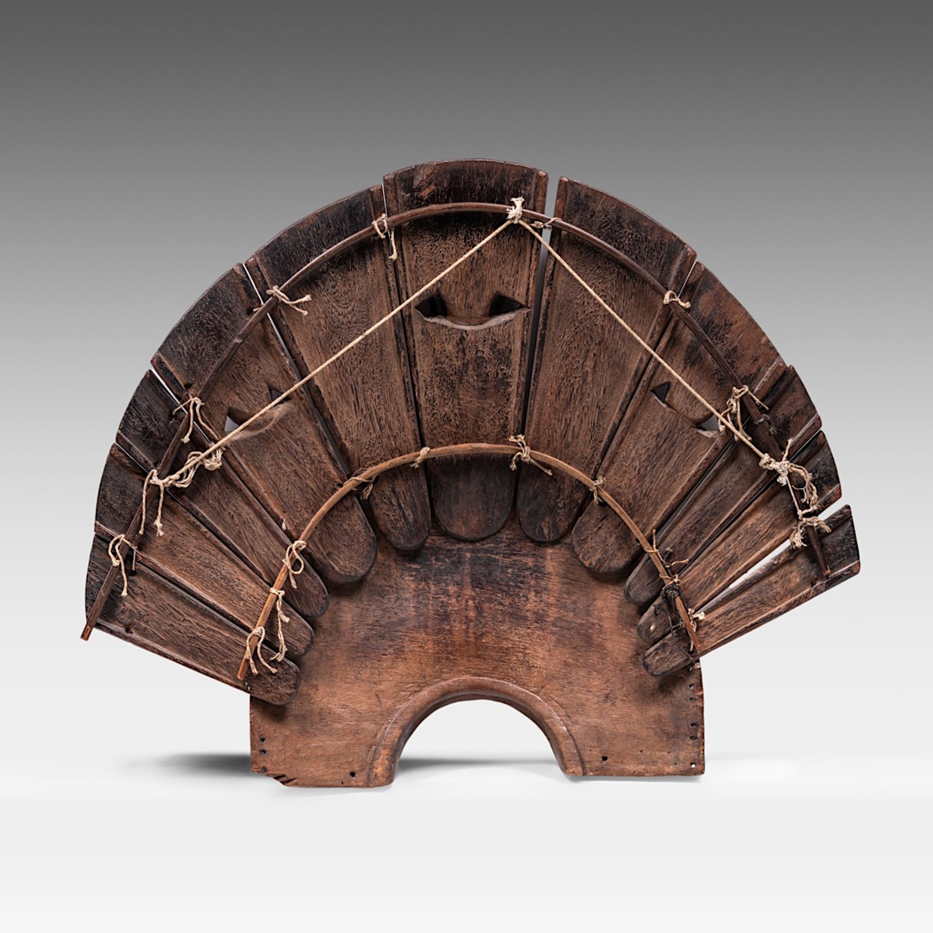 An Indian Theyyam headpiece, 19thC, H 62 - W 73 cm - Bild 2 aus 5