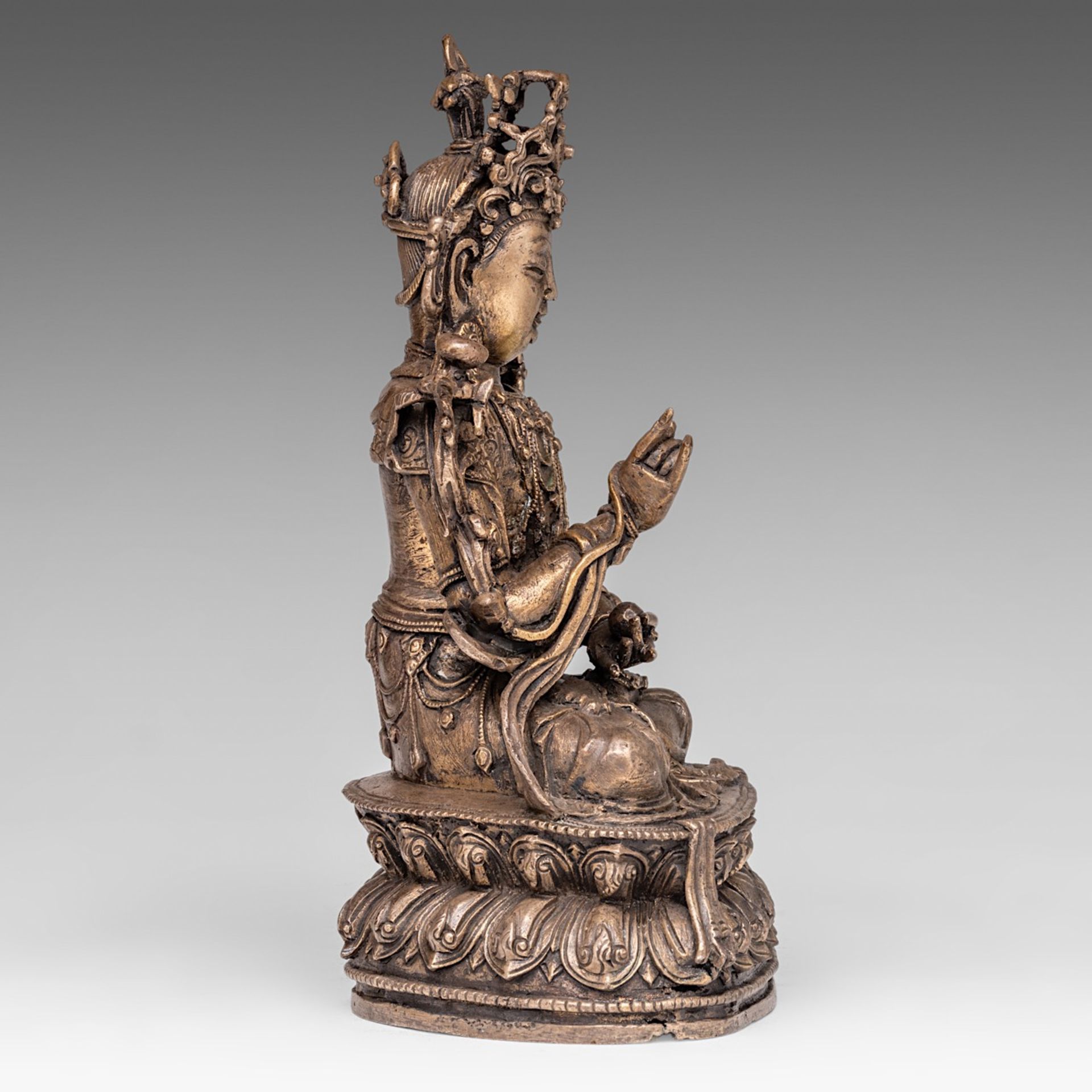A Chinese copper alloy figure of a seated Bodhisattva Manjushri, H 26,2 cm - Weight, 2444 g - Image 5 of 7