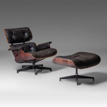 An Eames lounge chair with a matching ottoman, 2nd generation (1971-4), H 42,5 - 80 - W 67 - 86 cm
