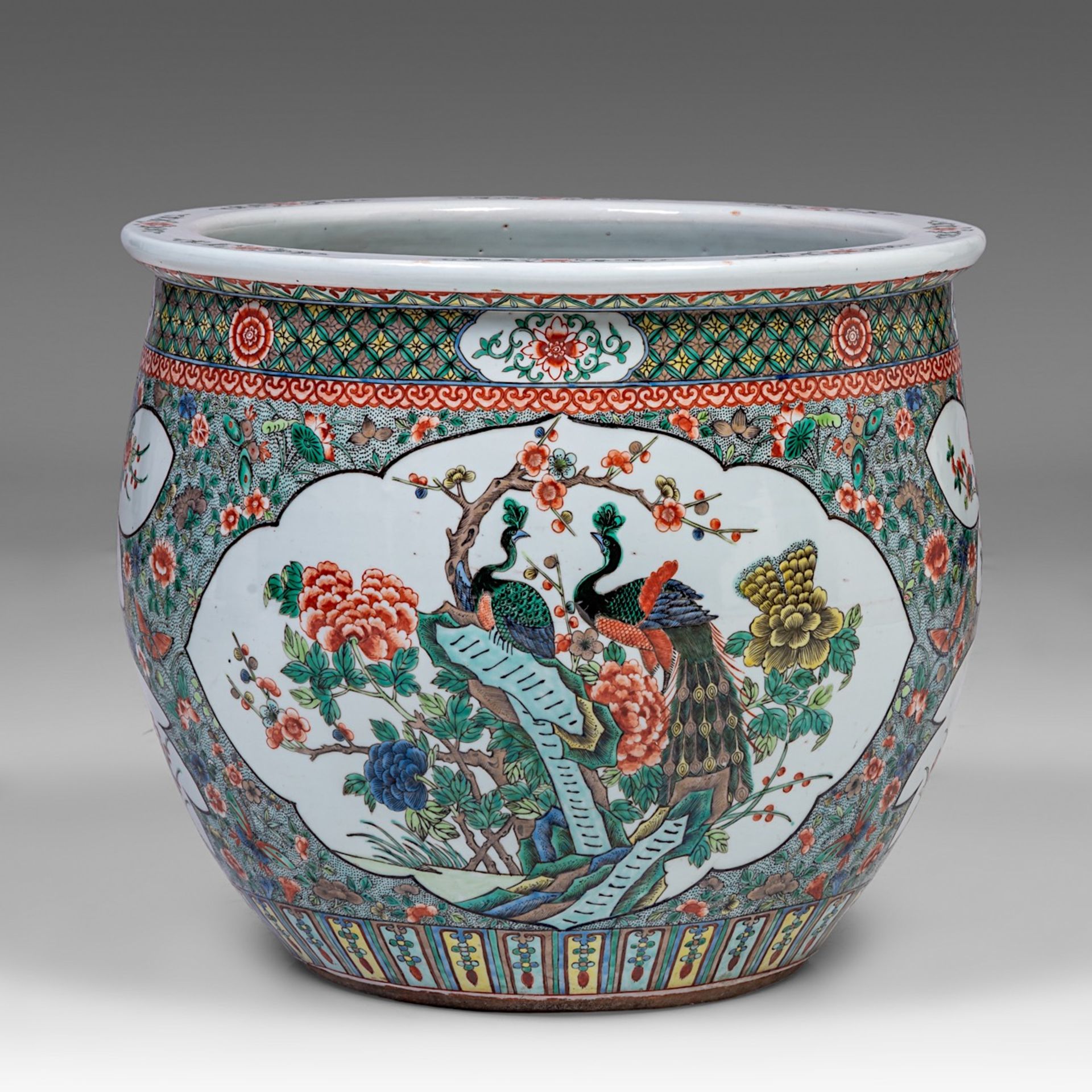 A large Chinese famille verte 'Birds in flower garden' fish bowl, late 19thC/Republic period, H 46 - - Bild 4 aus 7