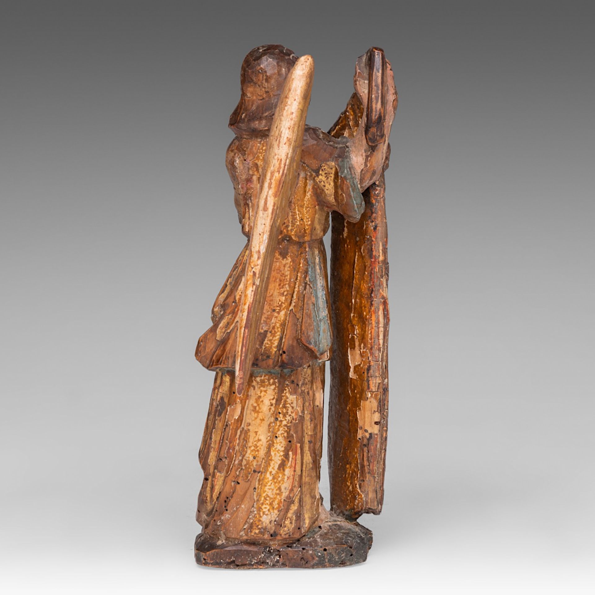 A polychrome and gilt limewood sculpture of an angel, 16thC, H 26,5 cm - Image 3 of 9