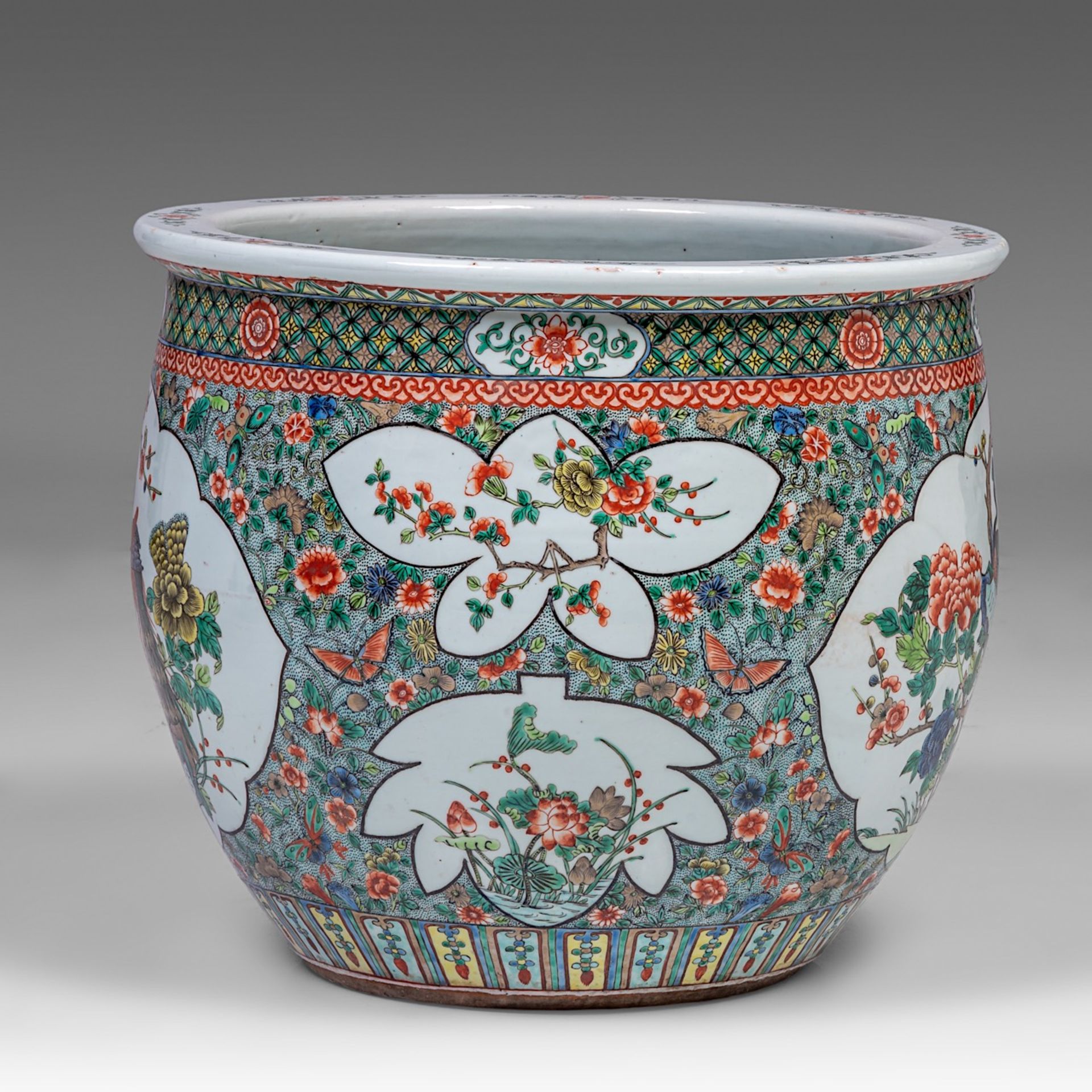 A large Chinese famille verte 'Birds in flower garden' fish bowl, late 19thC/Republic period, H 46 - - Bild 5 aus 7