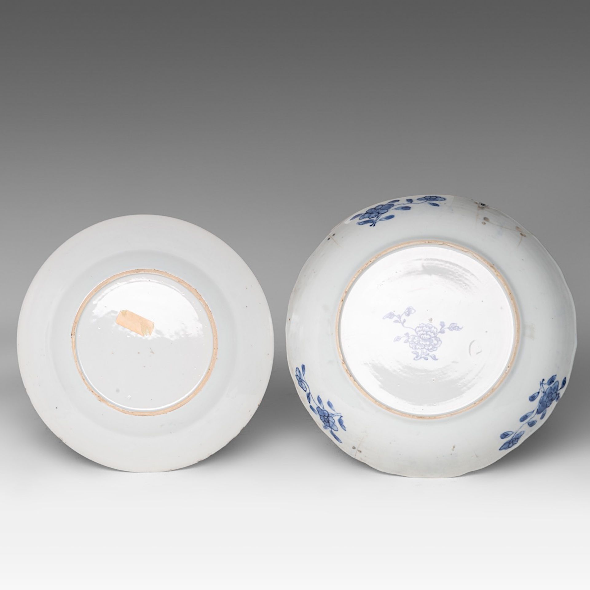 A small collection of six Chinese blue and white, famille verte and famille rose dishes, Kangxi and - Image 7 of 7