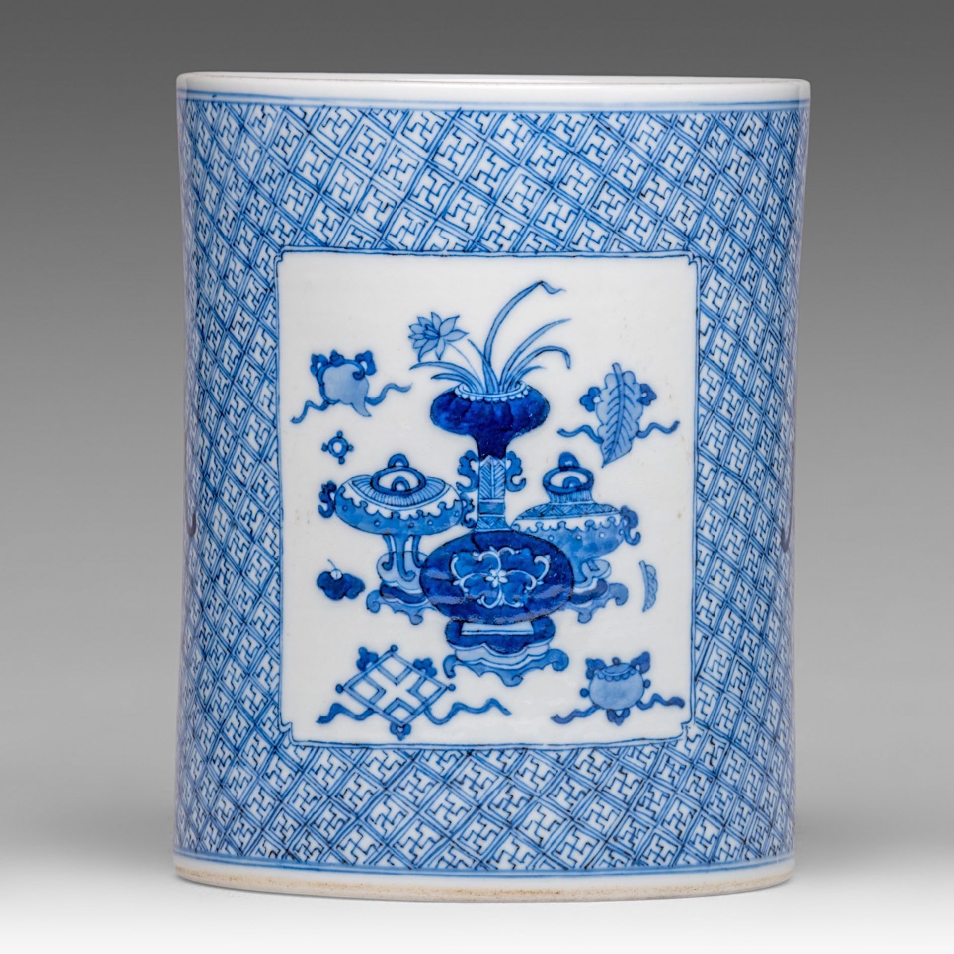 A Chinese blue and white 'Antiquities' brushpot, with a Kangxi symbol mark, H 14,5 cm - Image 9 of 14