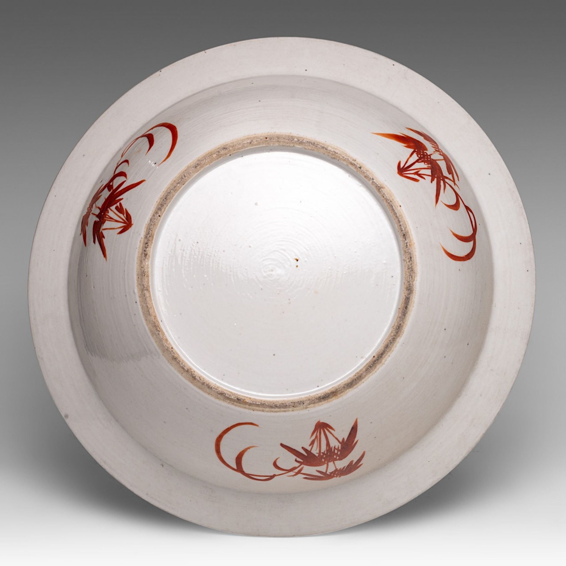 A Chinese famille rose basin bowl, 19thC, H 12,5 - dia 41 cm - Image 4 of 5