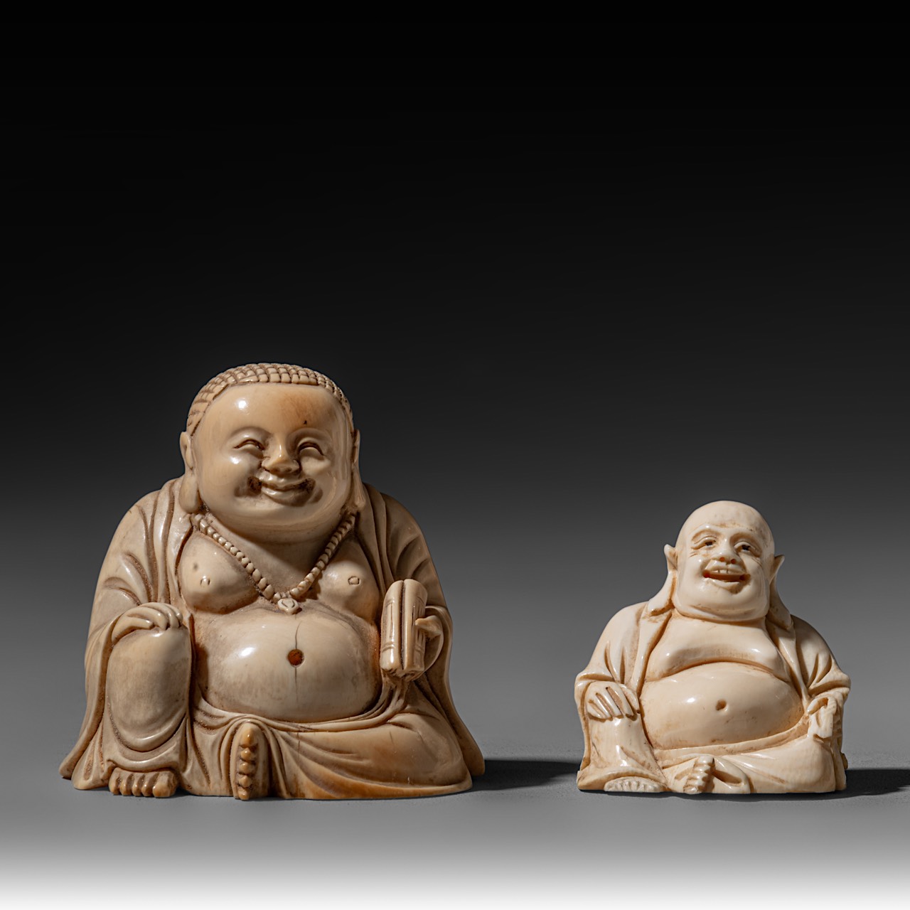 Two ivory sitting Budai figures, the smallest of them walrus ivory, both on a wooden base, H 5,3 - 7 - Image 2 of 8