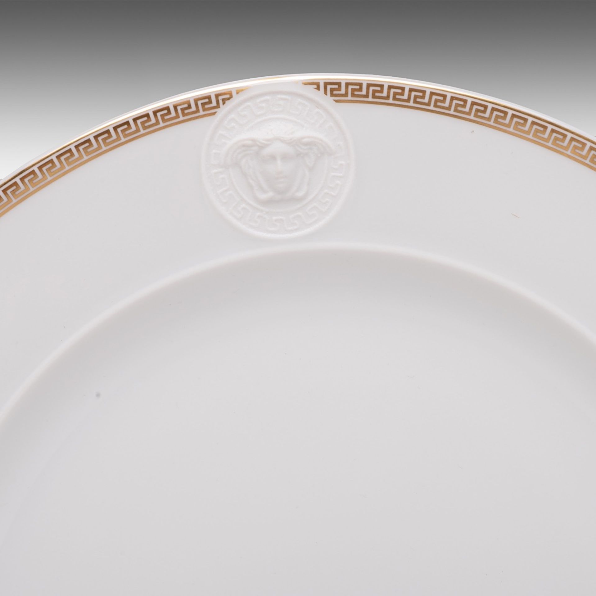 A 68-piece set of Versace 'Ikarus medaillon meandre d'or', porcelain tableware for Rosenthal, added - Image 4 of 11