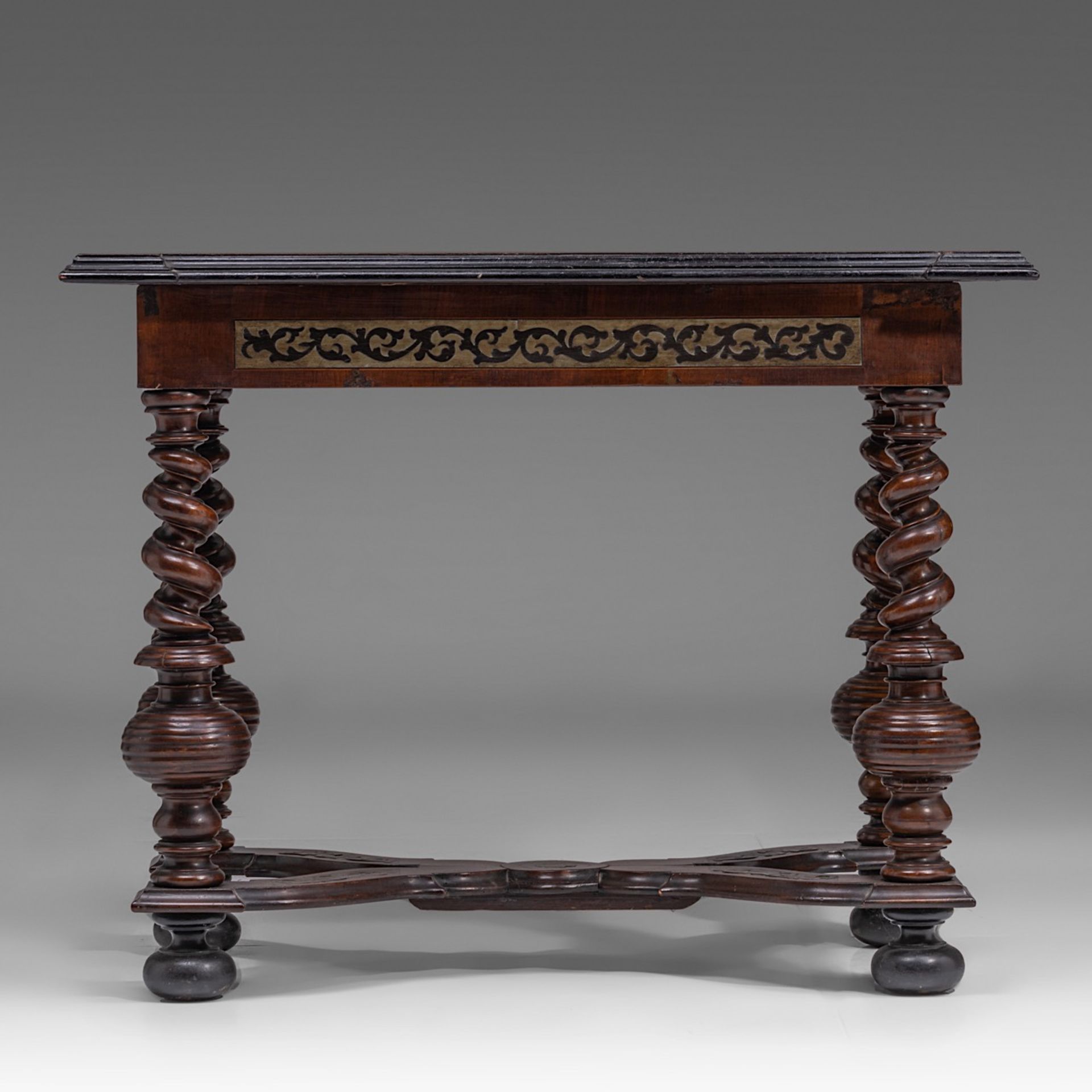 A fine Baroque rosewood and mahogany veneered centre table, 17thC, H 80 - W 105 - D 60 cm - Image 2 of 7