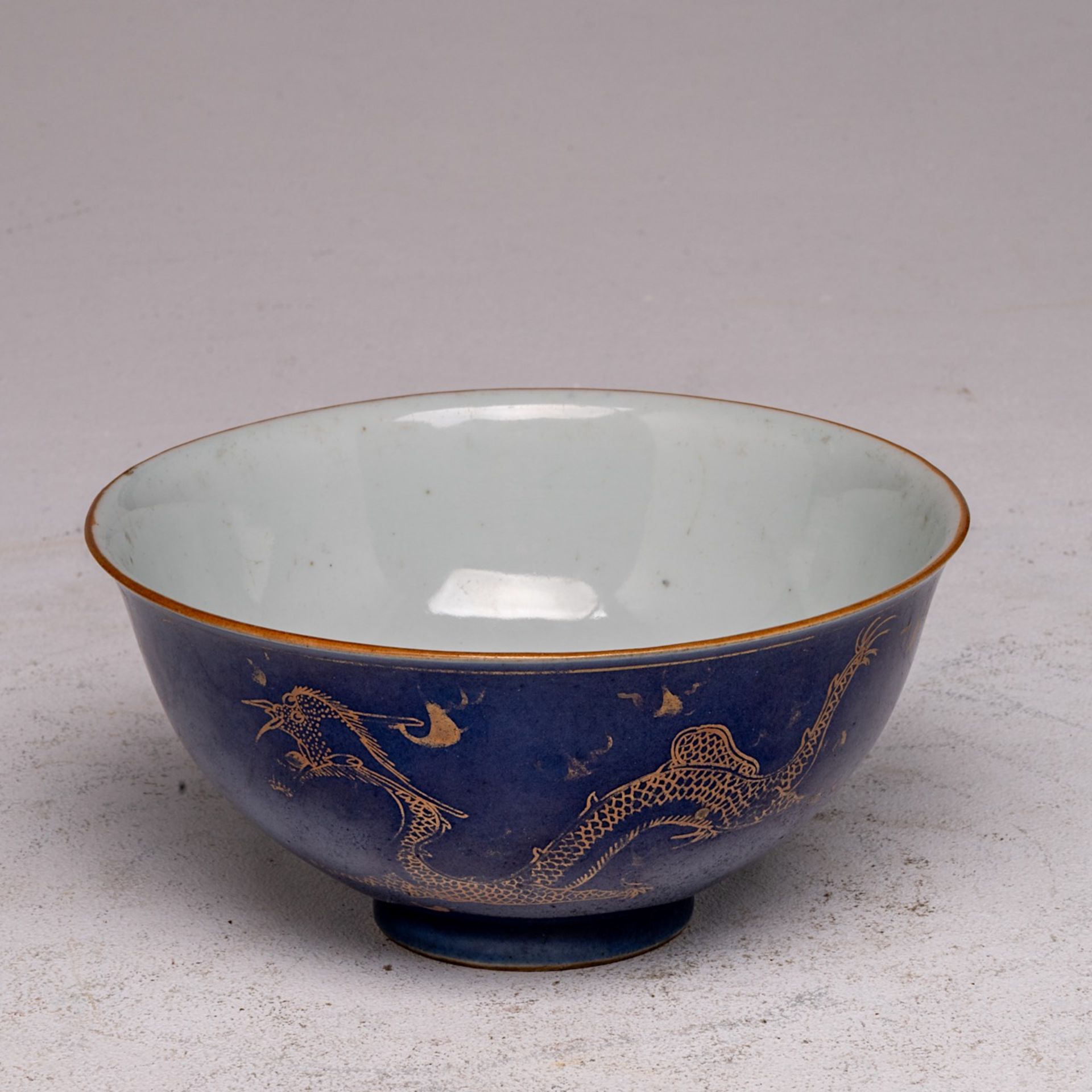 A Chinese gilt on blue ground 'Dragon' bowl, with a Qianlong mark and of the period, H 7 - dia 14,2 - Bild 8 aus 8