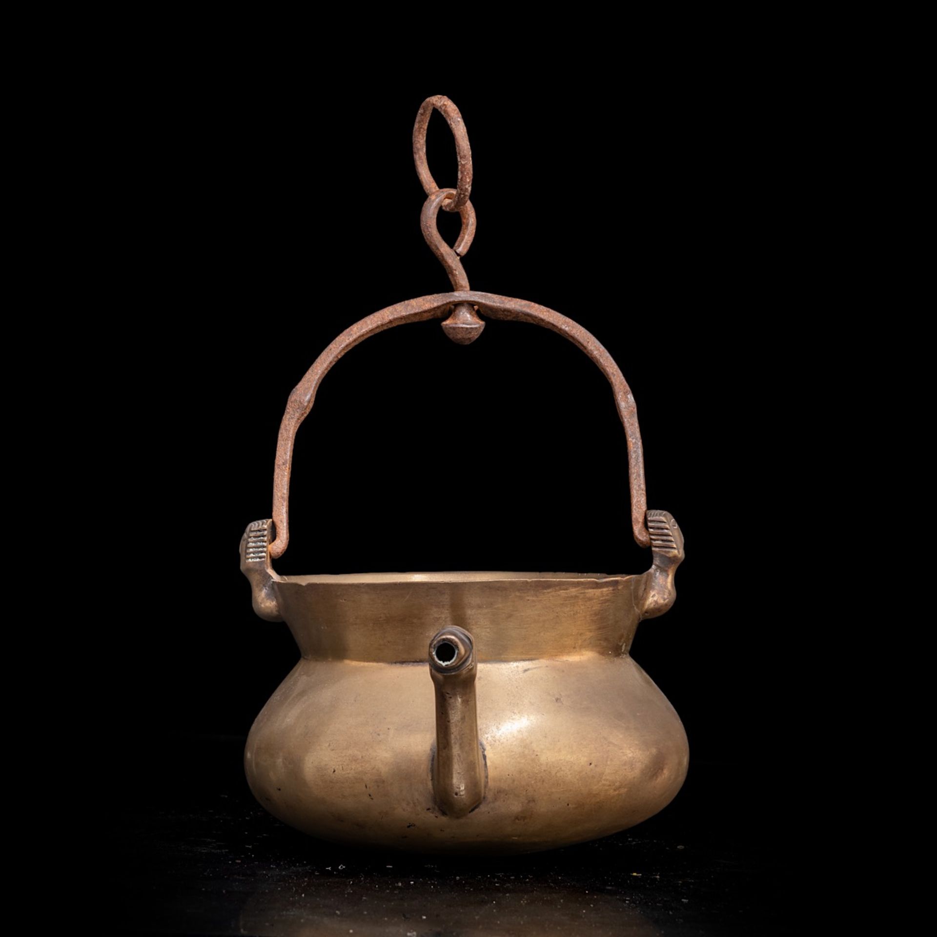 A Flemish bronze twin-spouted lavabo, ca. 1500, H 14 cm - Image 3 of 5