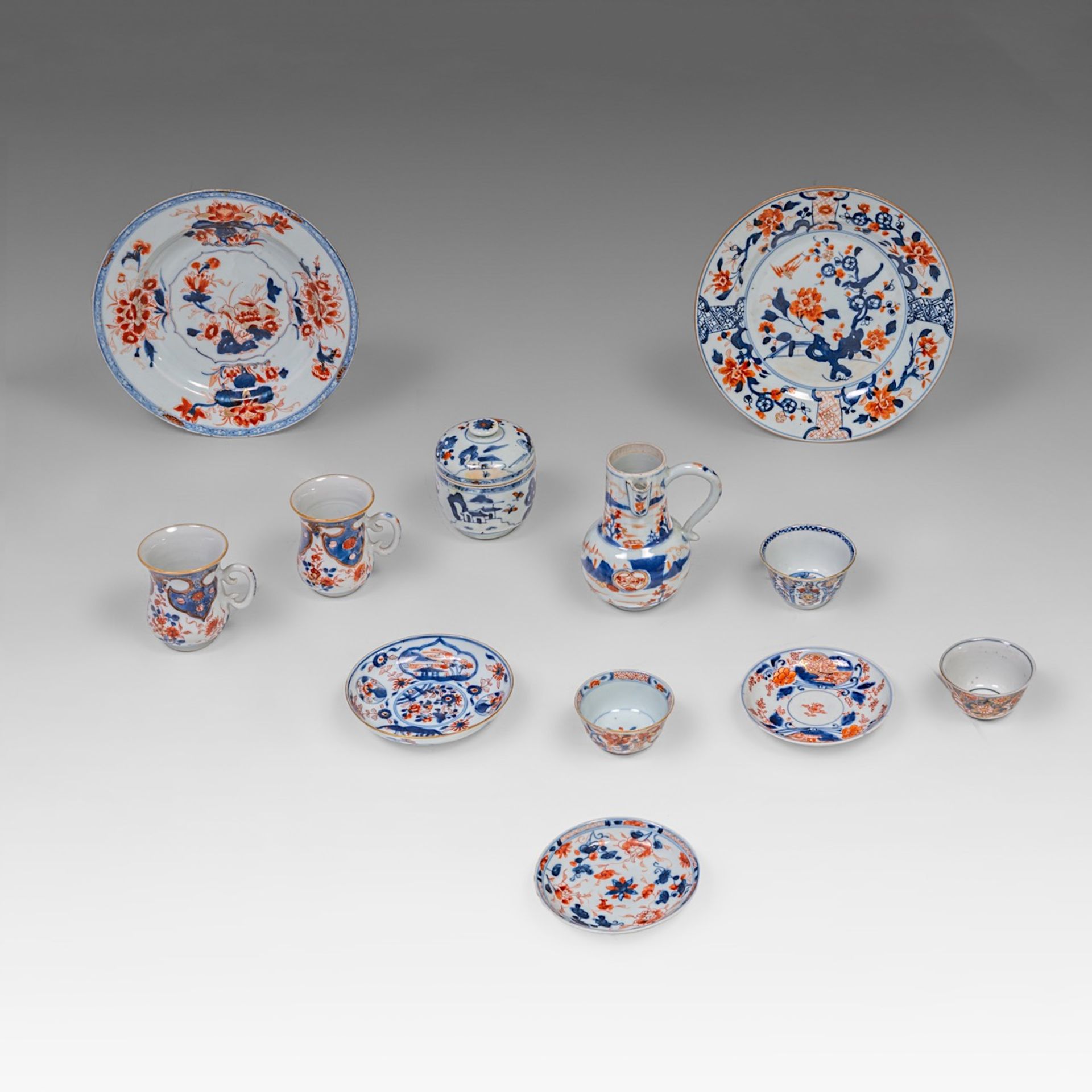 A collection of Chinese Imari tea ware, including two fine coffee mugs, 18thC, largest dia 22,5 cm ( - Bild 18 aus 18
