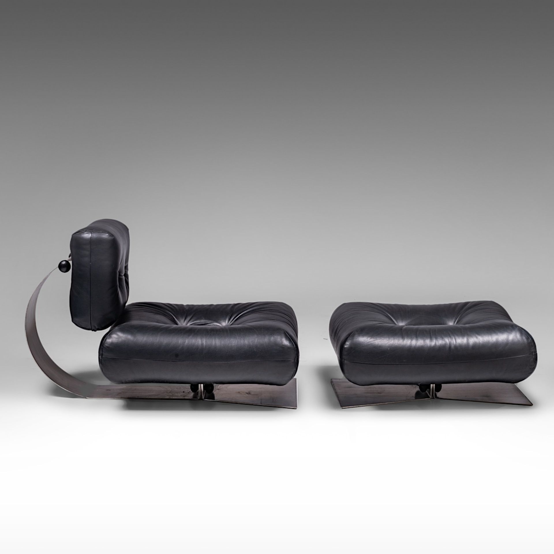 Oscar Niemeyer (1907-2012), a black leather and steel 'Alta' lounge chair and ottoman, 1970's - Bild 7 aus 20