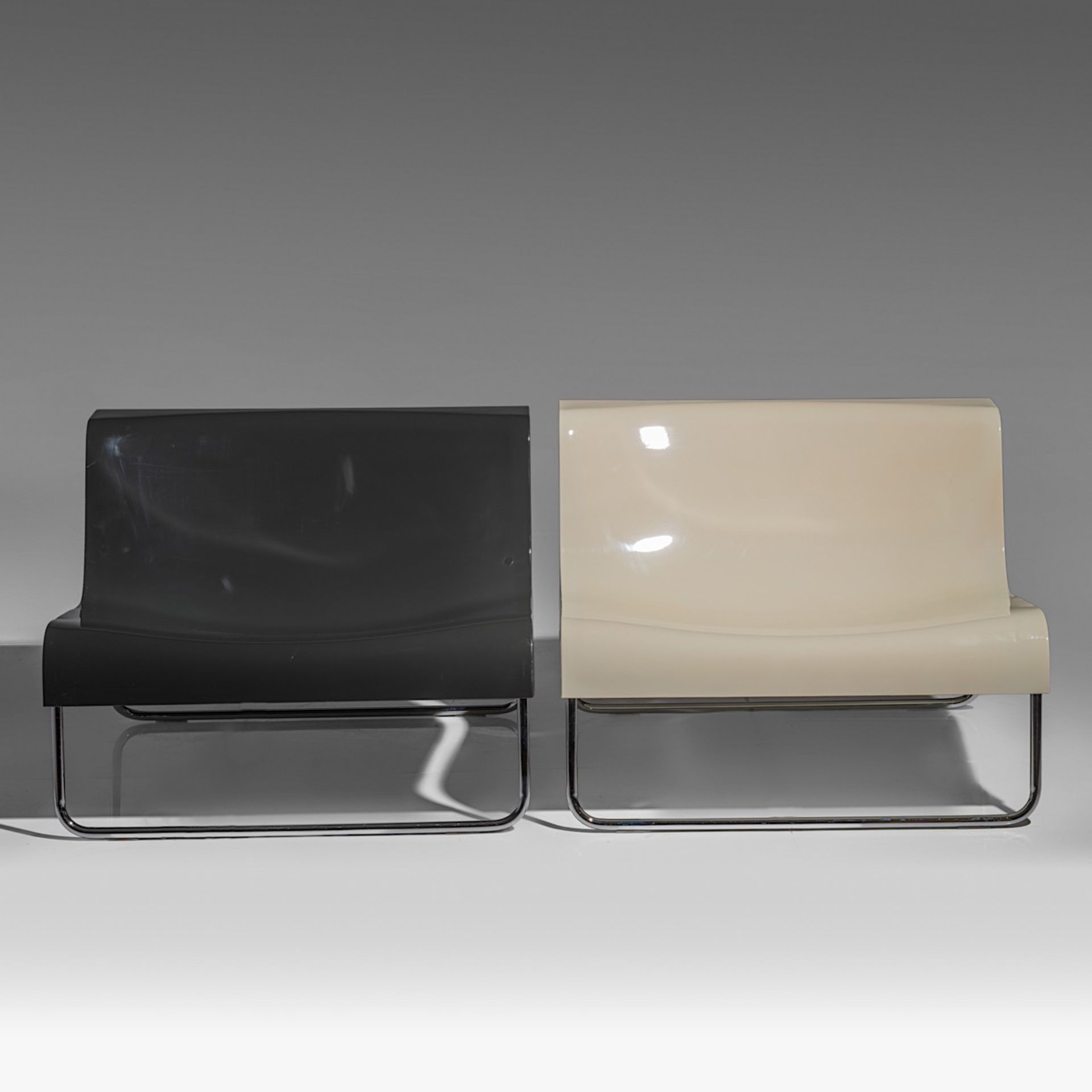 A pair of black and white vintage Form lounge chairs by Piero Lissoni for Kartell, 2002, H 63 - W 85 - Bild 3 aus 11