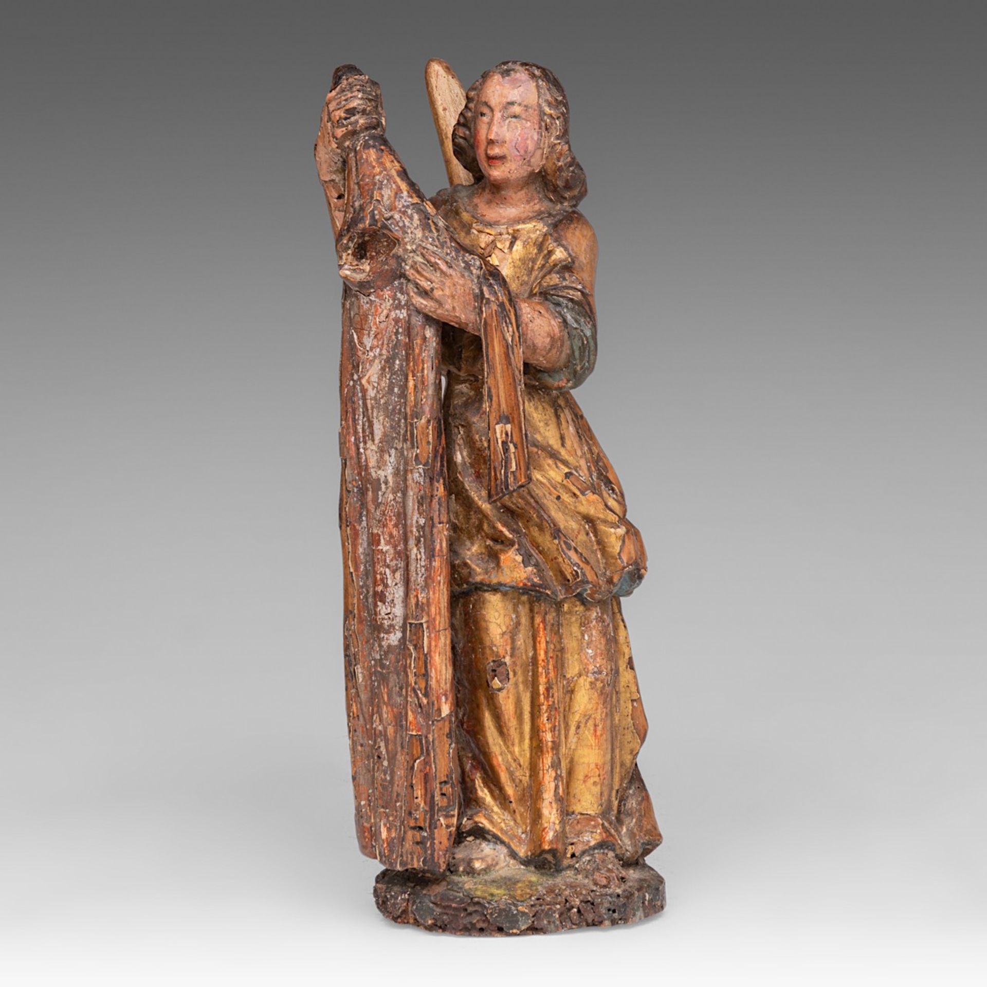 A polychrome and gilt limewood sculpture of an angel, 16thC, H 26,5 cm - Image 5 of 9