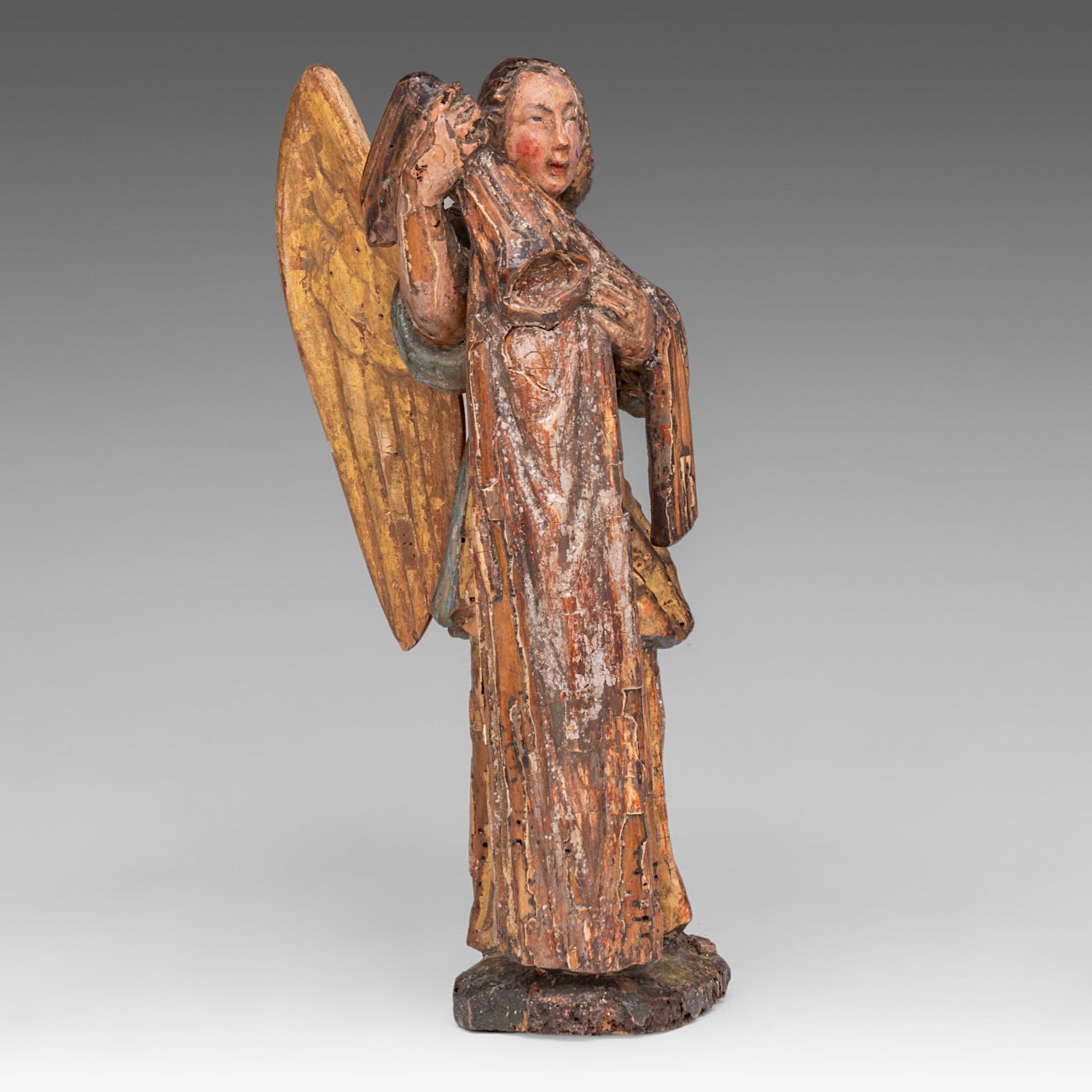 A polychrome and gilt limewood sculpture of an angel, 16thC, H 26,5 cm - Image 4 of 9