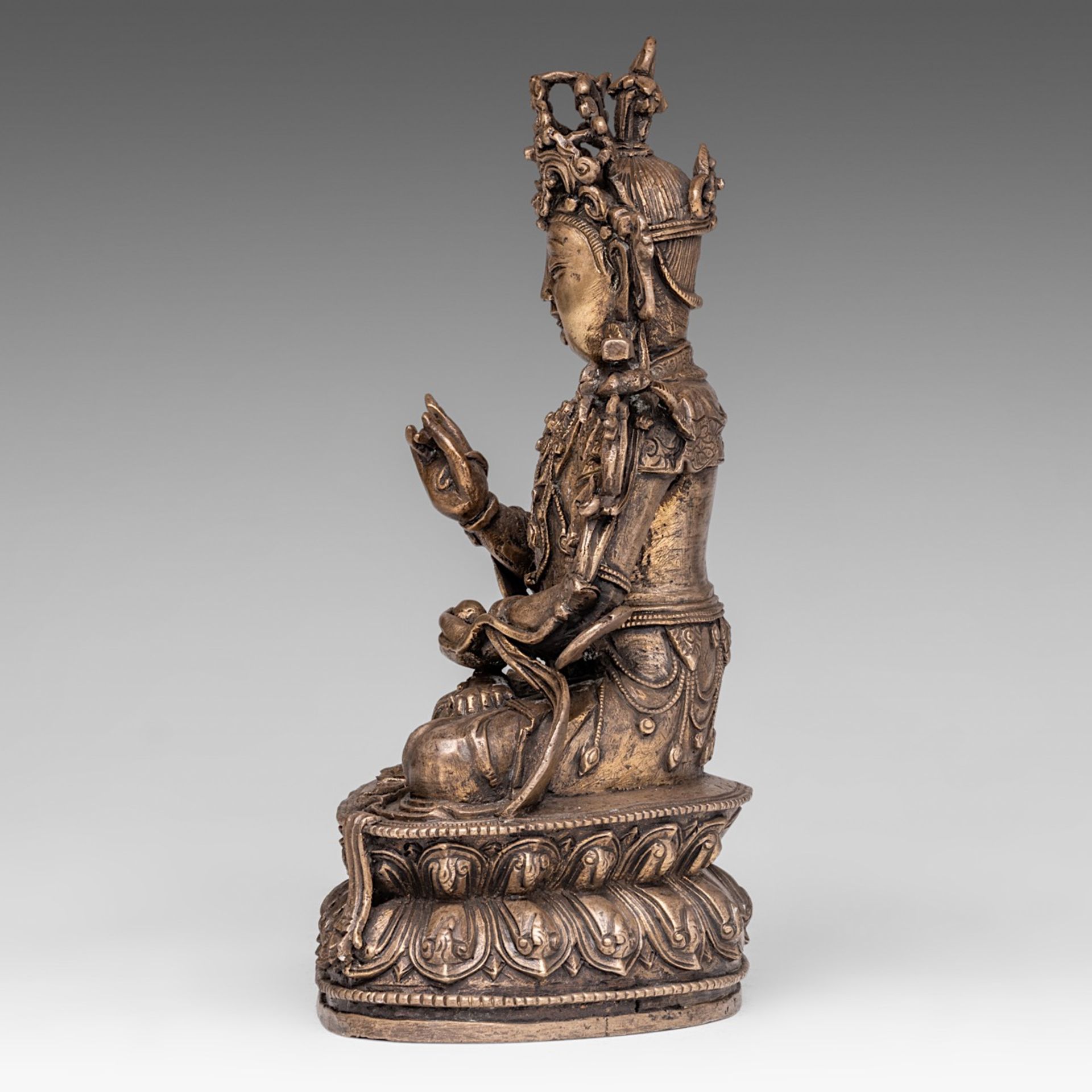 A Chinese copper alloy figure of a seated Bodhisattva Manjushri, H 26,2 cm - Weight, 2444 g - Image 3 of 7