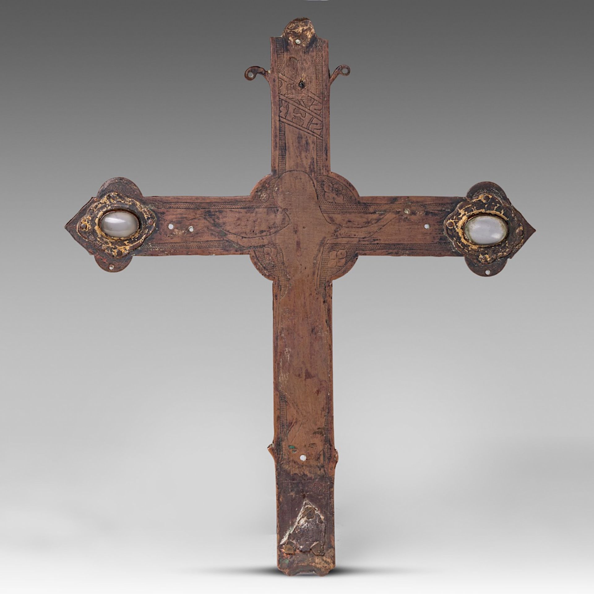 A 14thC copper engraved processional cross, with traces of gilt, H 35,5 cm - Image 5 of 5