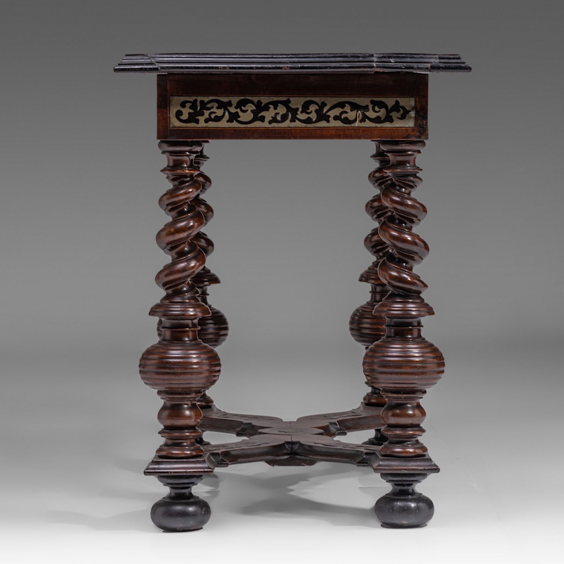 A fine Baroque rosewood and mahogany veneered centre table, 17thC, H 80 - W 105 - D 60 cm - Image 5 of 7