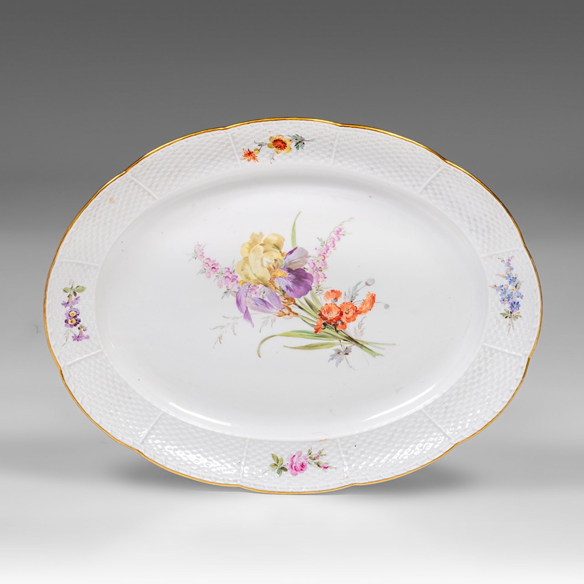 A Meissen porcelain service set with 'Alte Ozier' edges and hand-painted floral decoration, marked ( - Bild 9 aus 10