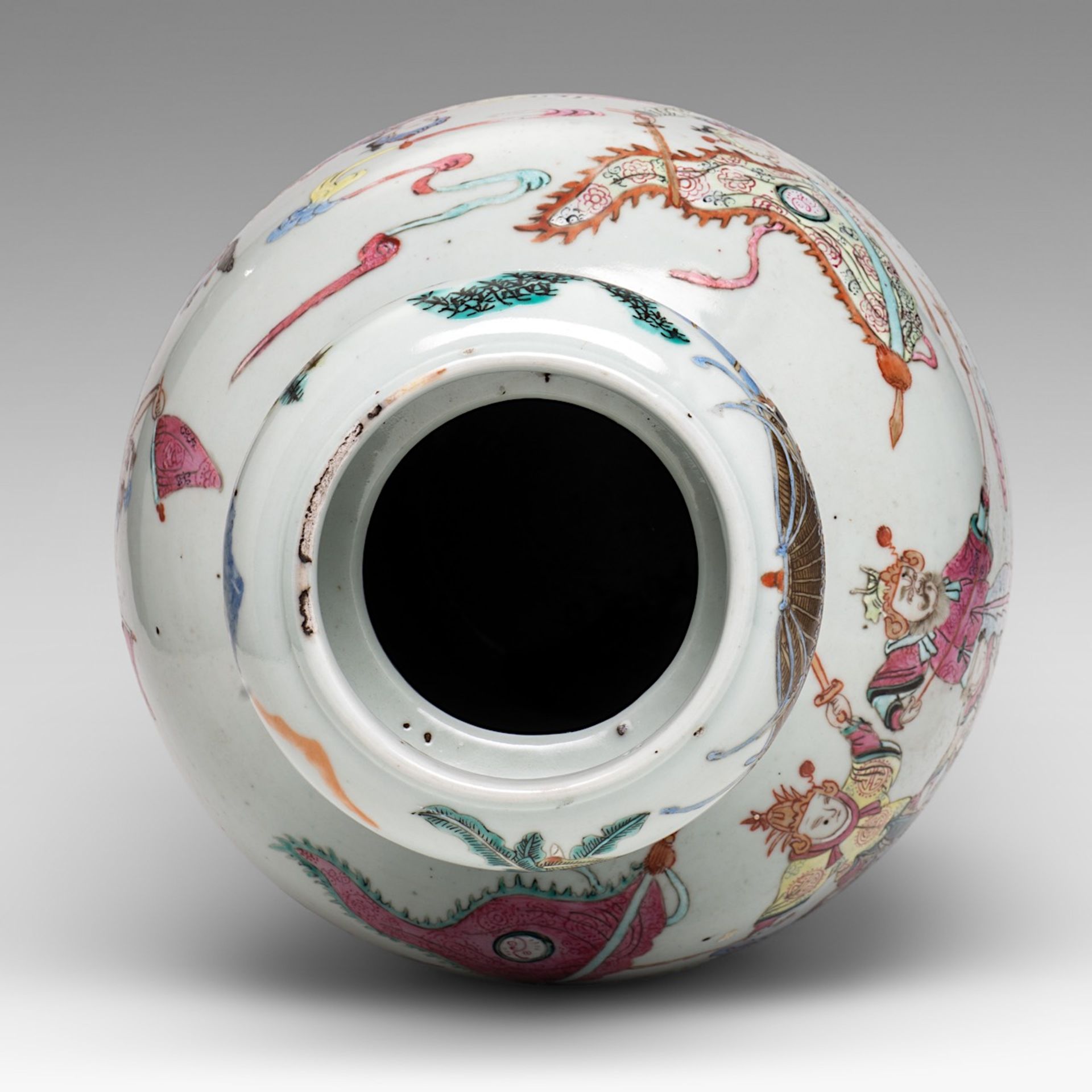 A Chinese famille rose 'Immortal battle scene' vase, 19thC, H 50 cm - Bild 6 aus 7