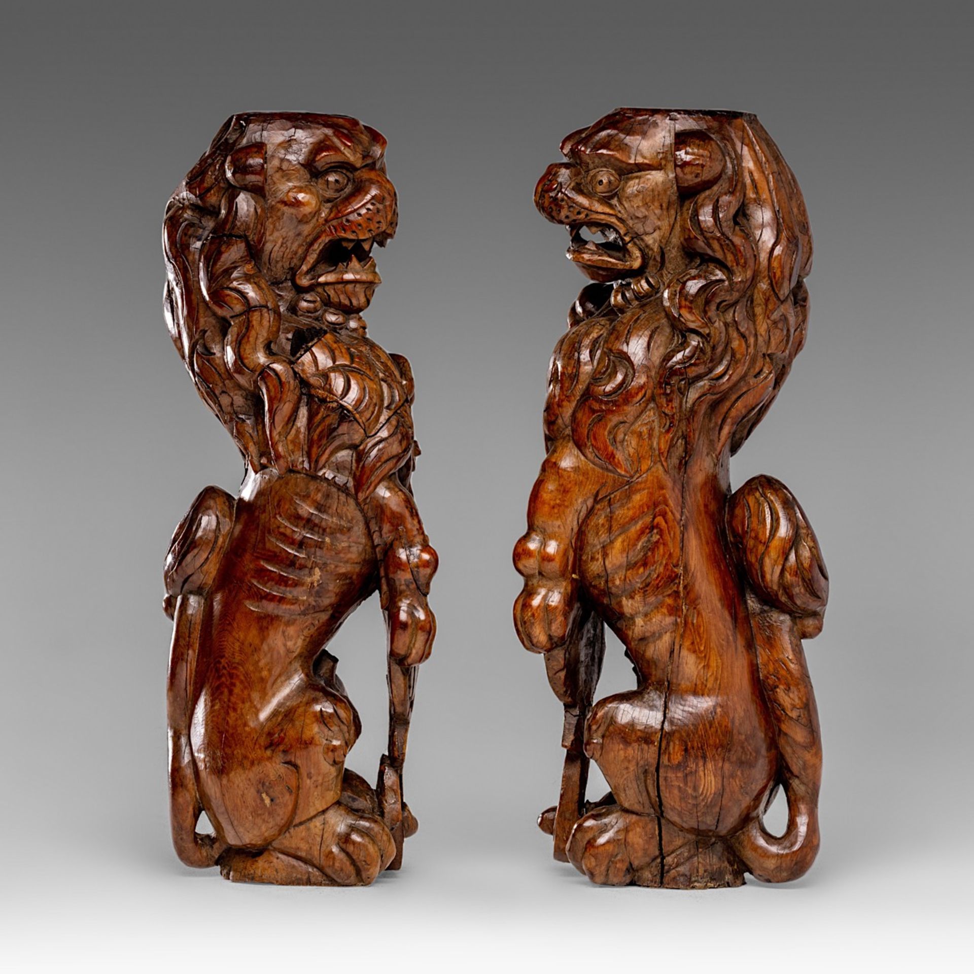 A pair of carved walnut lions, possibly former upper part of a court cupboard, 17thC, H 44 - 44,3 cm - Image 3 of 7