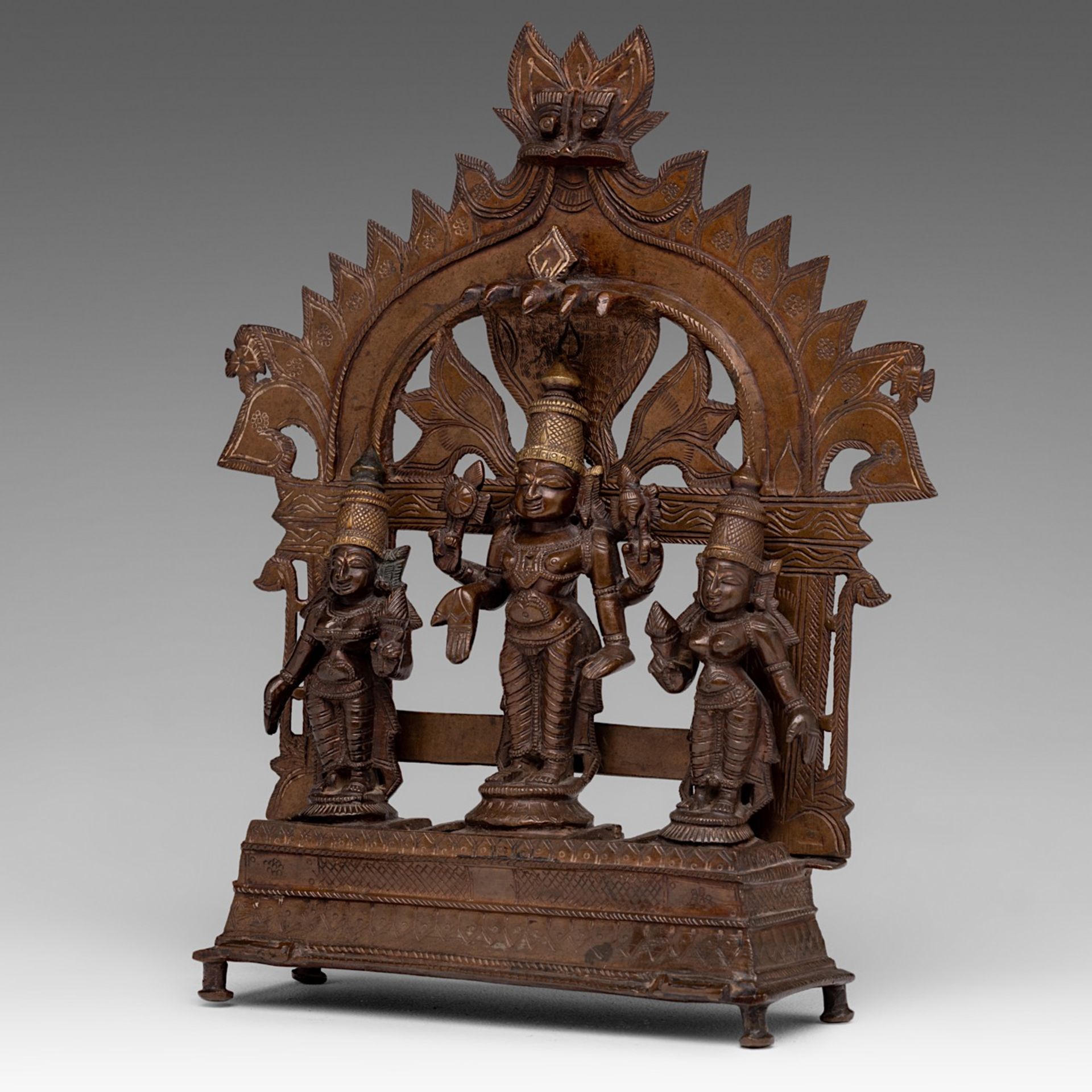 An Indian bronze altar of Lord Vishnu, Bhuderi and Lakshmi, 19thC, H 22,5 - L 18 cm - Bild 2 aus 5