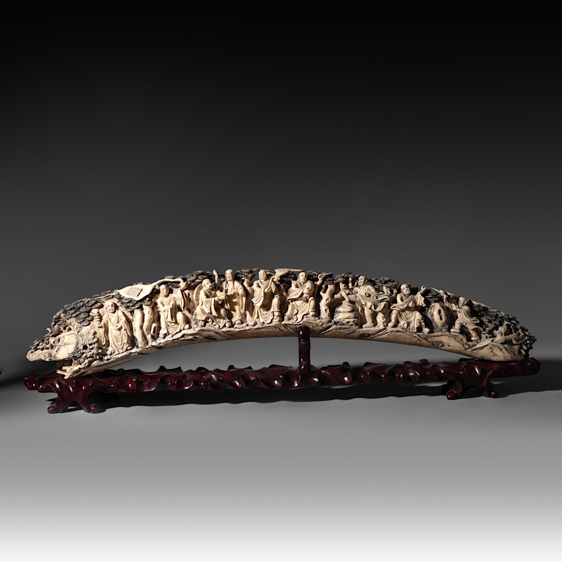 A Chinese late Qing/early Republic carved ivory tusk, on an exotic wooden base, W 85,6 cm - 5700g (+ - Bild 3 aus 9