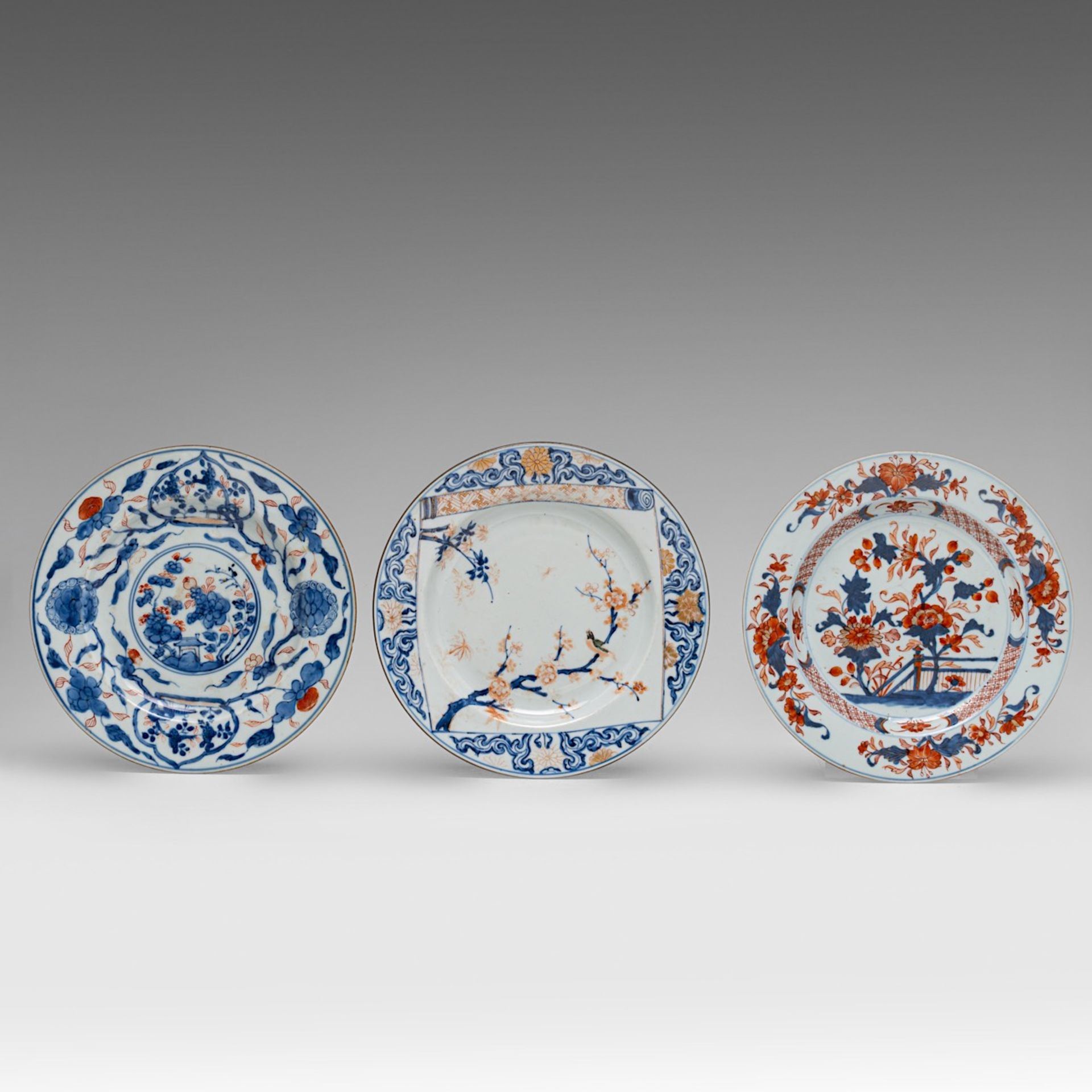 A collection of Chinese blue and white and Imari export porcelain dishes, Kangxi and Qianlong period - Image 4 of 5