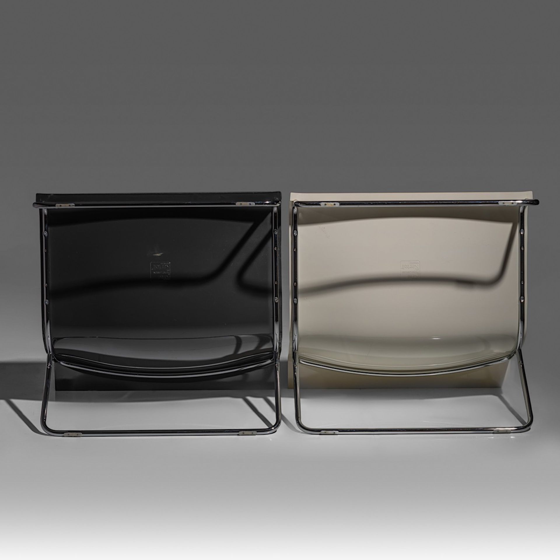 A pair of black and white vintage Form lounge chairs by Piero Lissoni for Kartell, 2002, H 63 - W 85 - Bild 8 aus 11