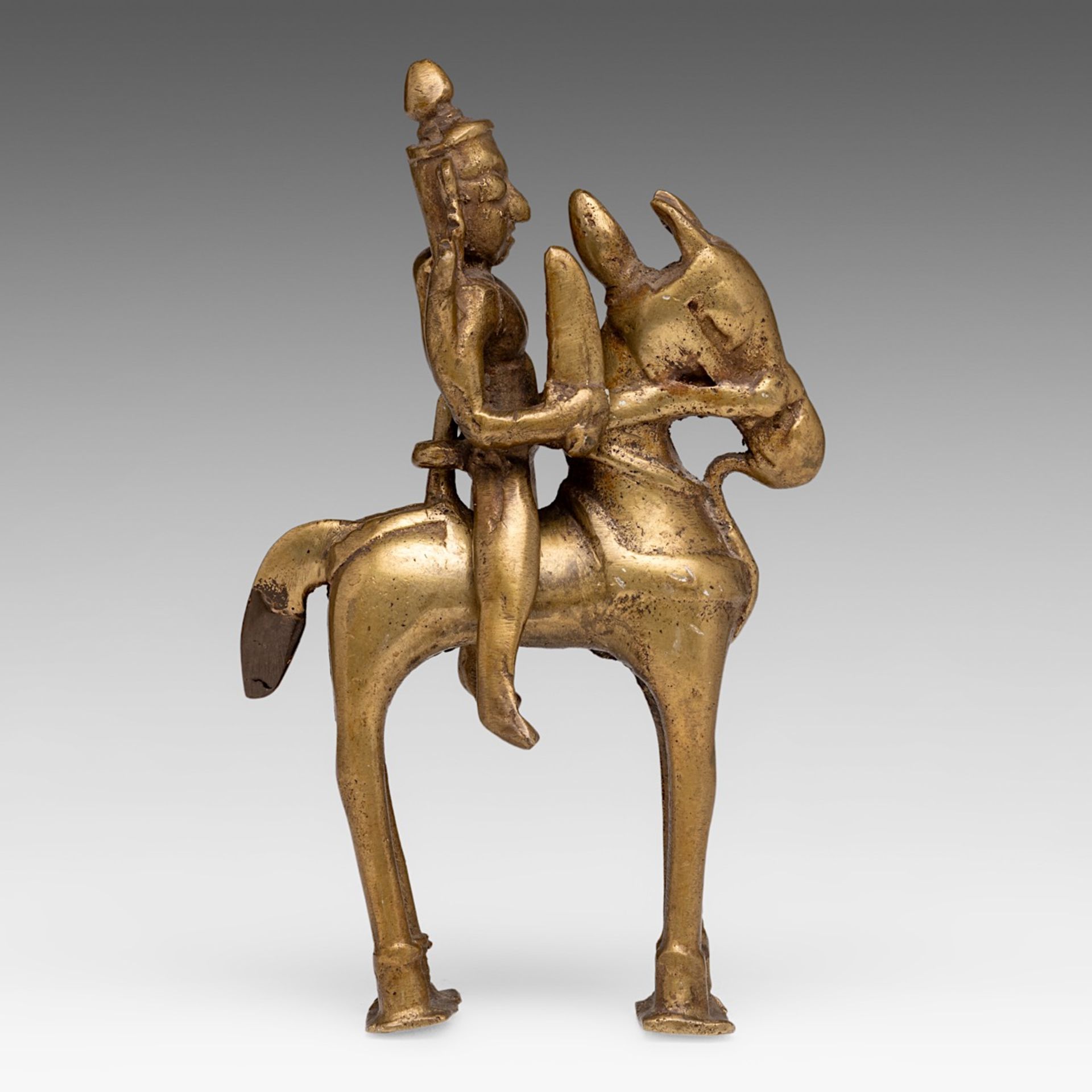 An Indian gilt bronze Shiva Parvati on horseback, 19thC, H 17 cm - Weight about 915 g - Bild 4 aus 6
