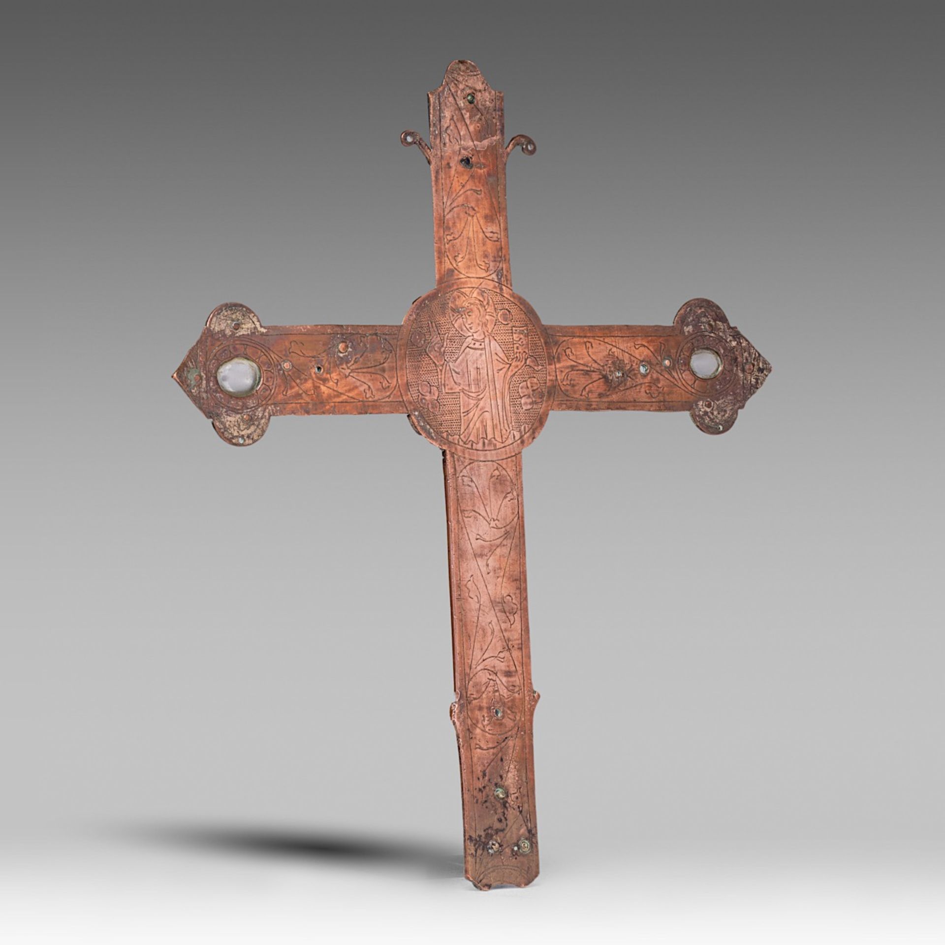 A 14thC copper engraved processional cross, with traces of gilt, H 35,5 cm - Image 2 of 5