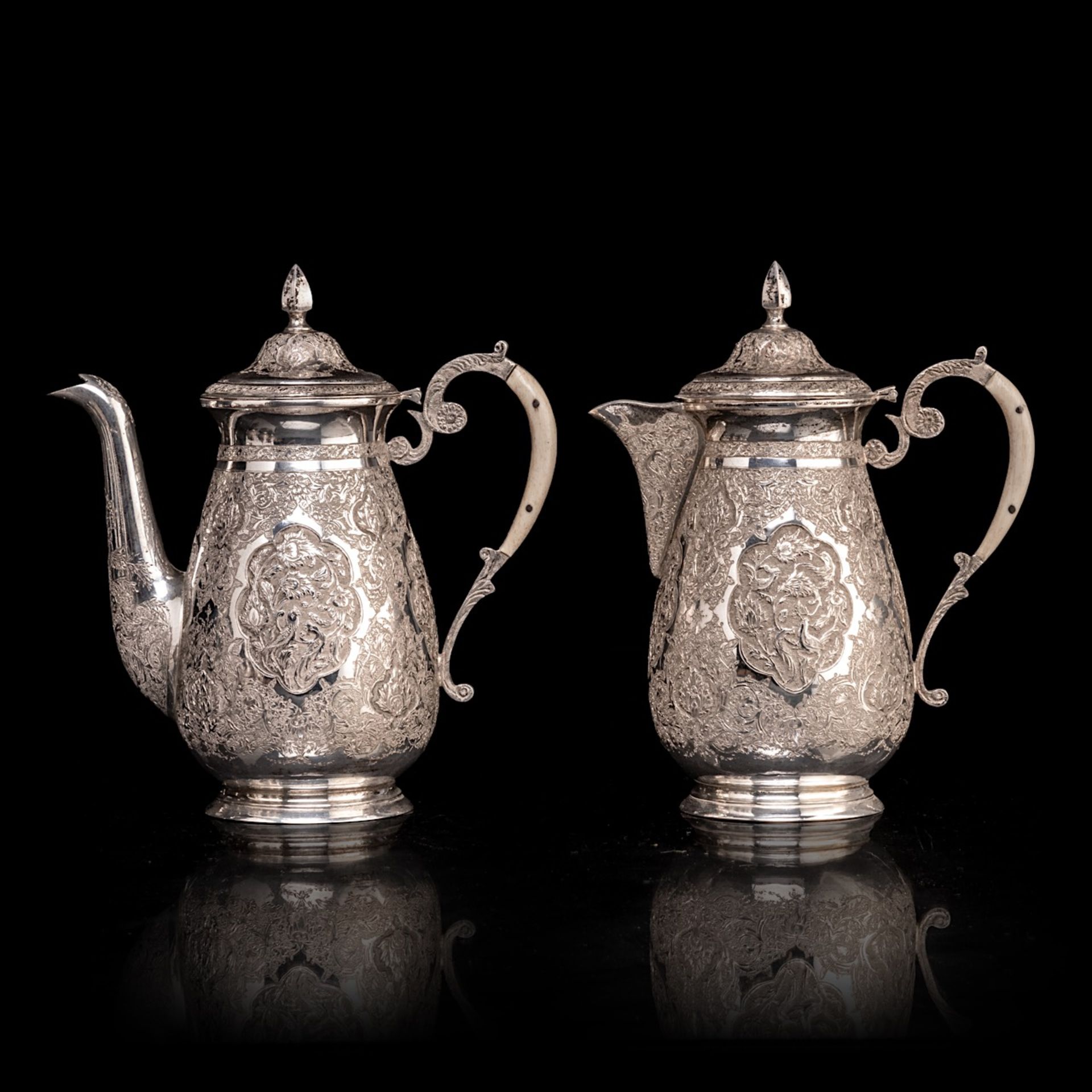 A five-part Russian silver coffee and tea set on a matching plate, 84 Zolotniki, H 15 - 20 cm - Bild 12 aus 19