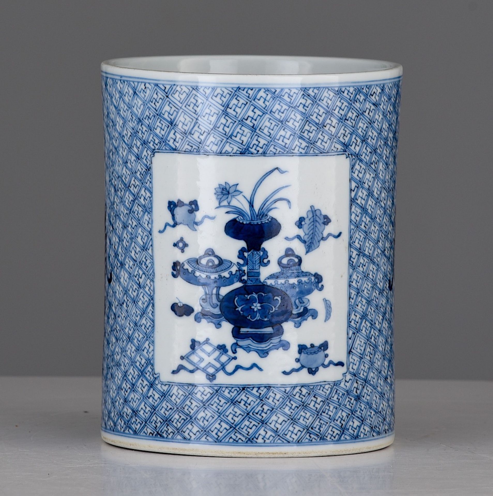 A Chinese blue and white 'Antiquities' brushpot, with a Kangxi symbol mark, H 14,5 cm - Image 2 of 14