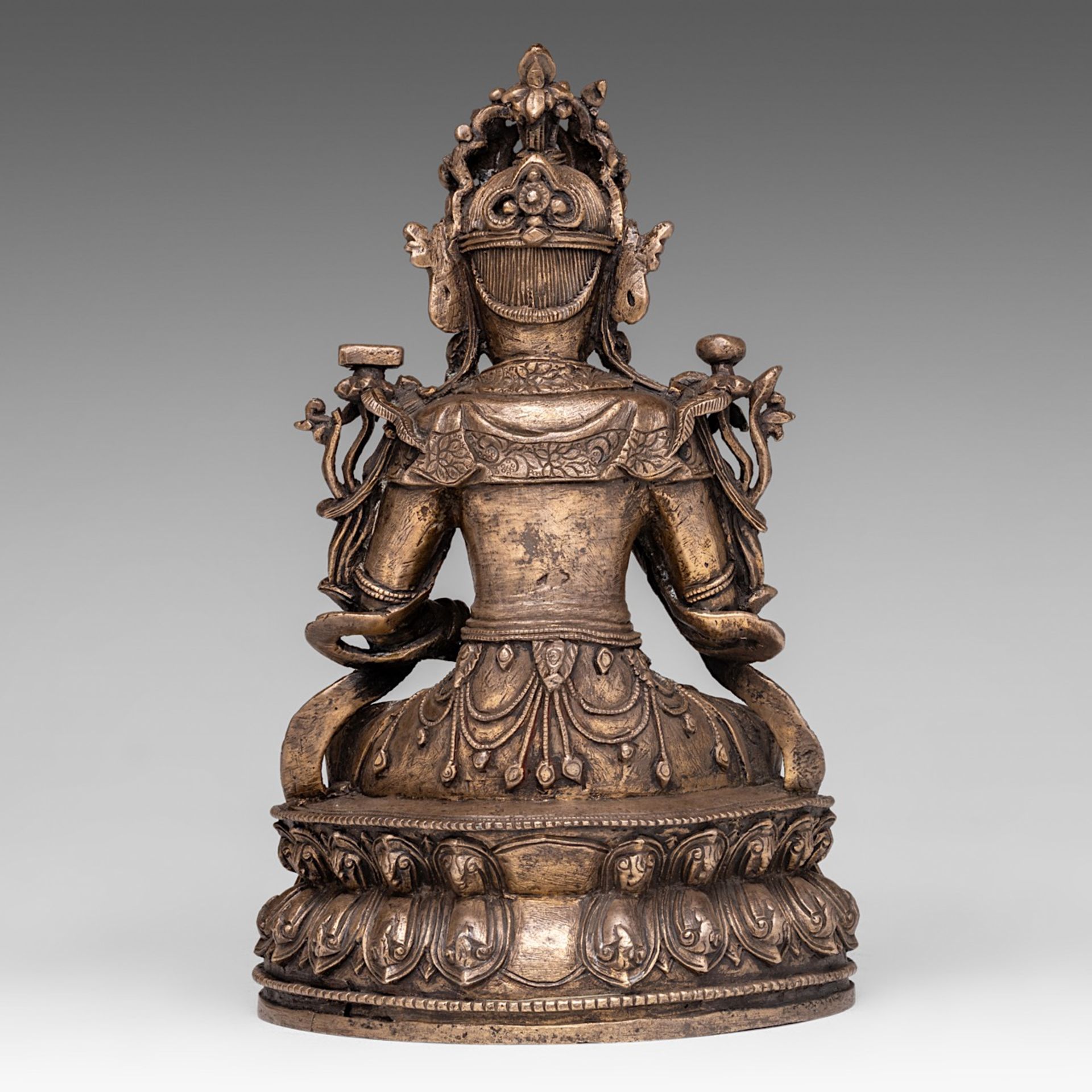 A Chinese copper alloy figure of a seated Bodhisattva Manjushri, H 26,2 cm - Weight, 2444 g - Image 4 of 7