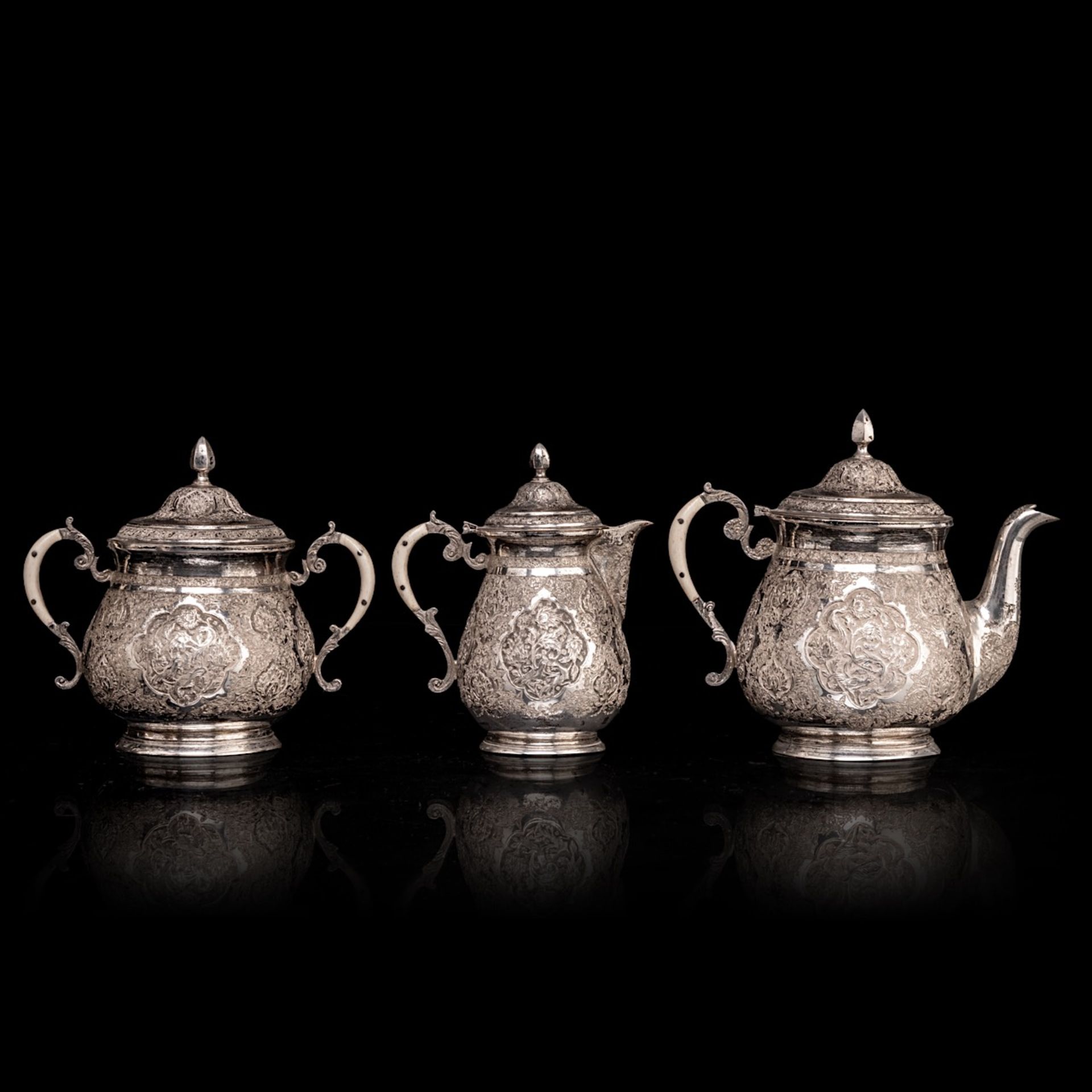 A five-part Russian silver coffee and tea set on a matching plate, 84 Zolotniki, H 15 - 20 cm - Bild 8 aus 19
