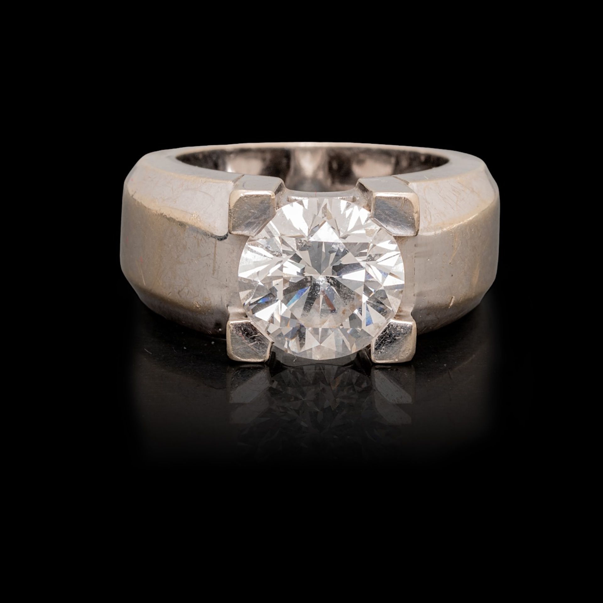 An 18CT white gold solitaire ring with a central brilliant cut diamond, weight: 16,6 g - Image 2 of 6