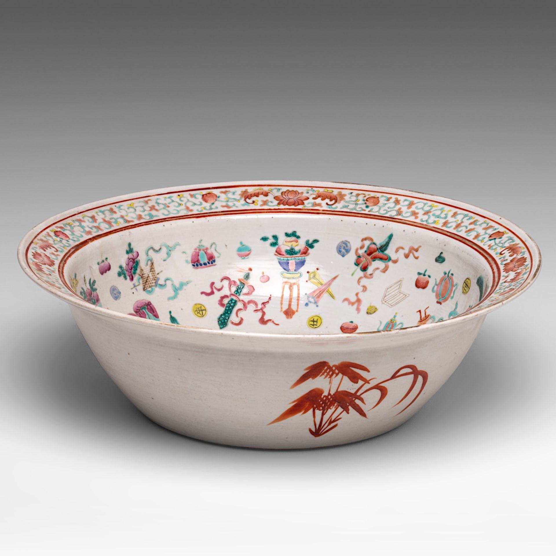 A Chinese famille rose basin bowl, 19thC, H 12,5 - dia 41 cm - Image 5 of 5