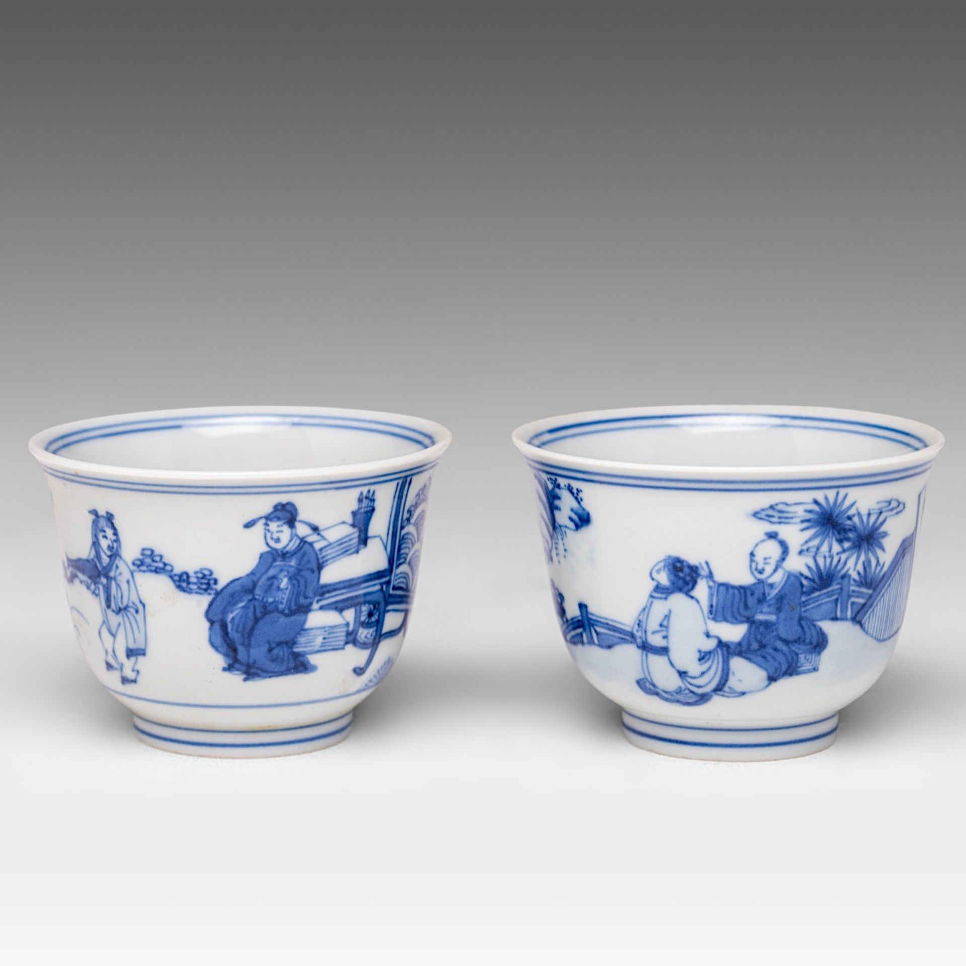 Two Chinese Kangxi style blue and white 'Figural' tea cups, H 6 - dia 8,2 cm