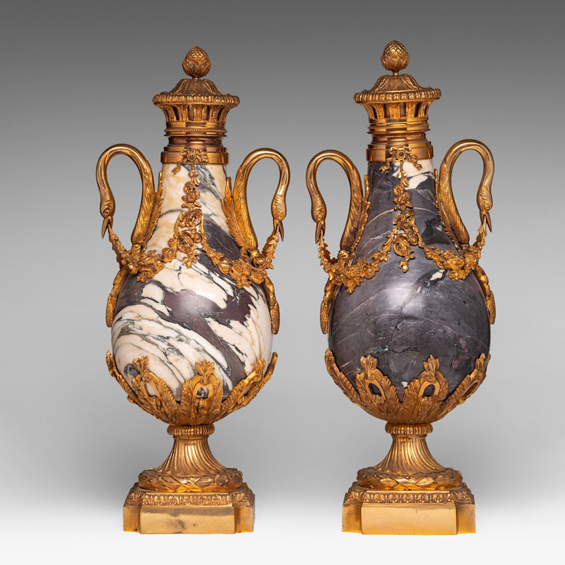 A pair of Neoclassical marble cassolettes with gilt bronze mounts, H 55 cm - Image 3 of 4
